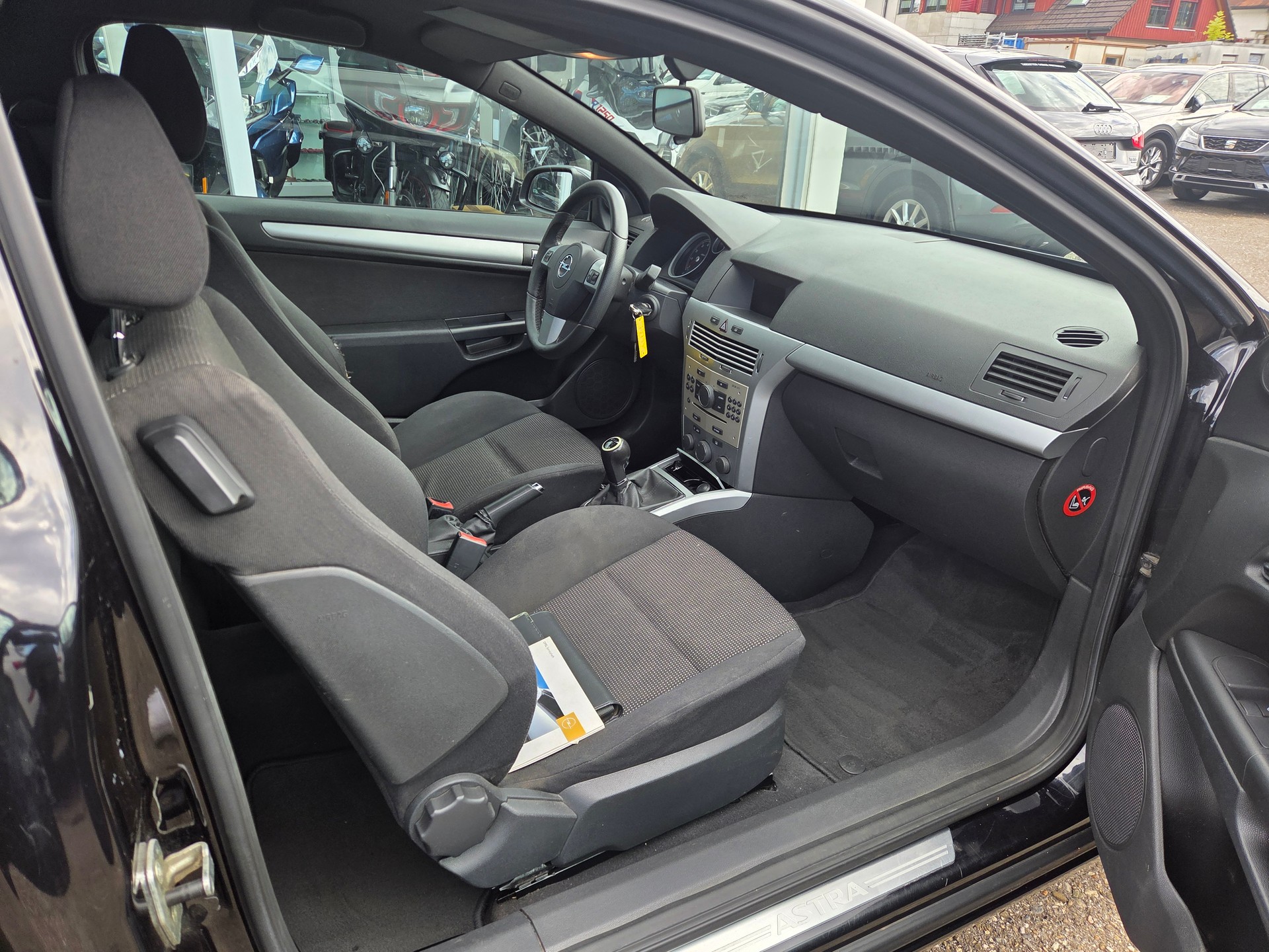 OPEL Astra GTC 2.0i 16V Turbo Sport-image-10
