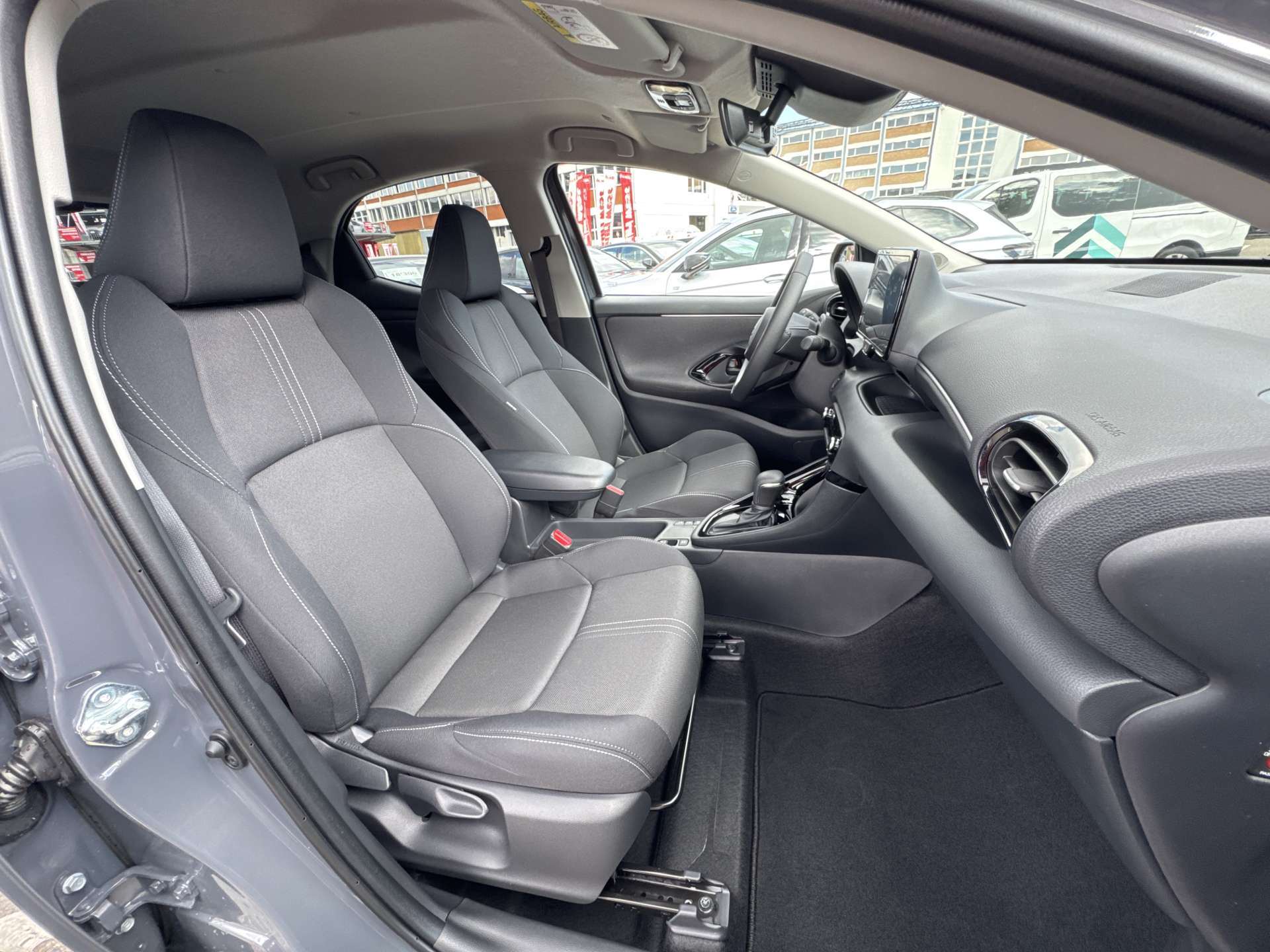 TOYOTA Yaris 1.5 Active Plus+ e-CVT Automat-image-12