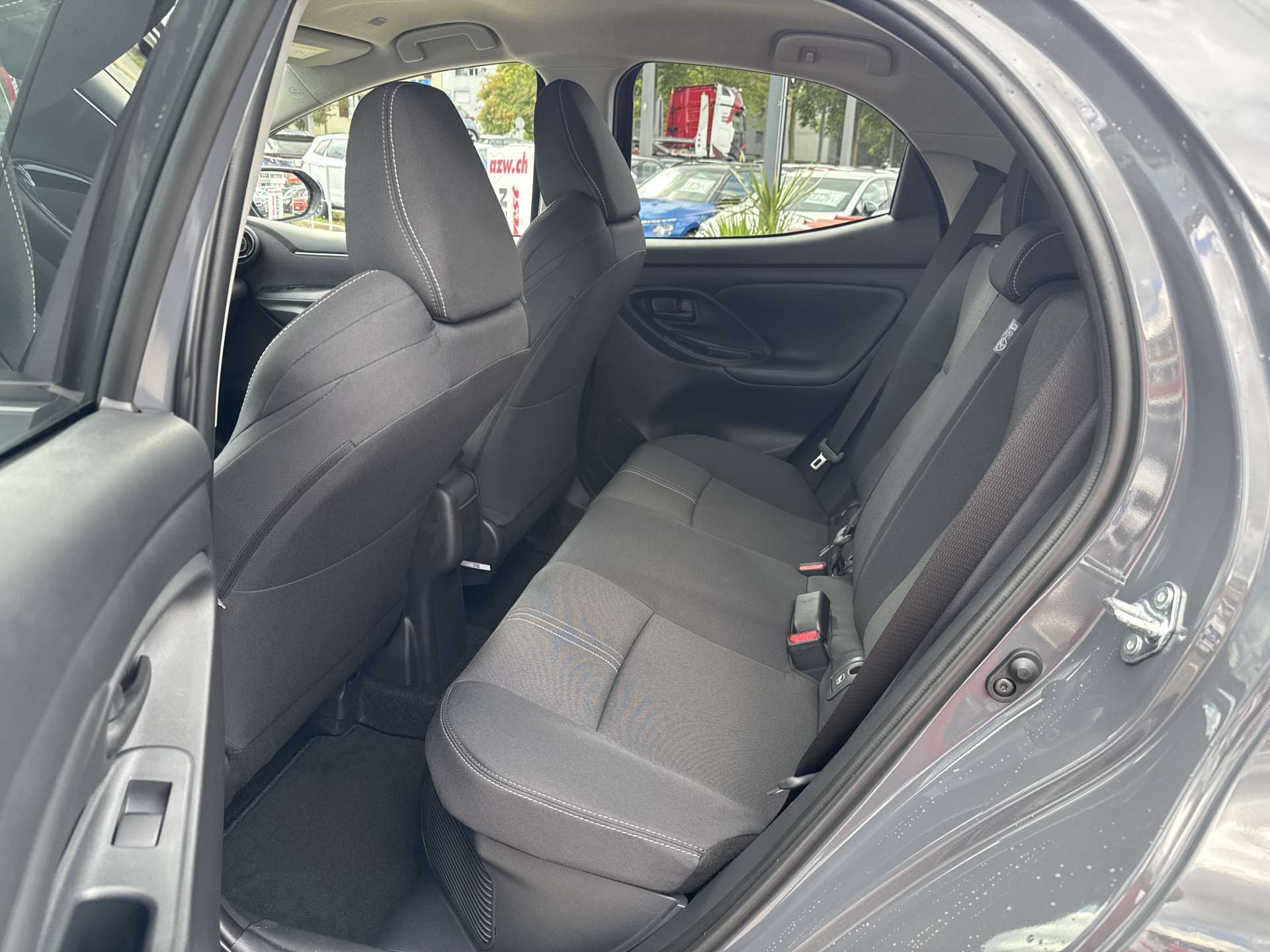 TOYOTA Yaris 1.5 Active Plus+ e-CVT Automat-image-6