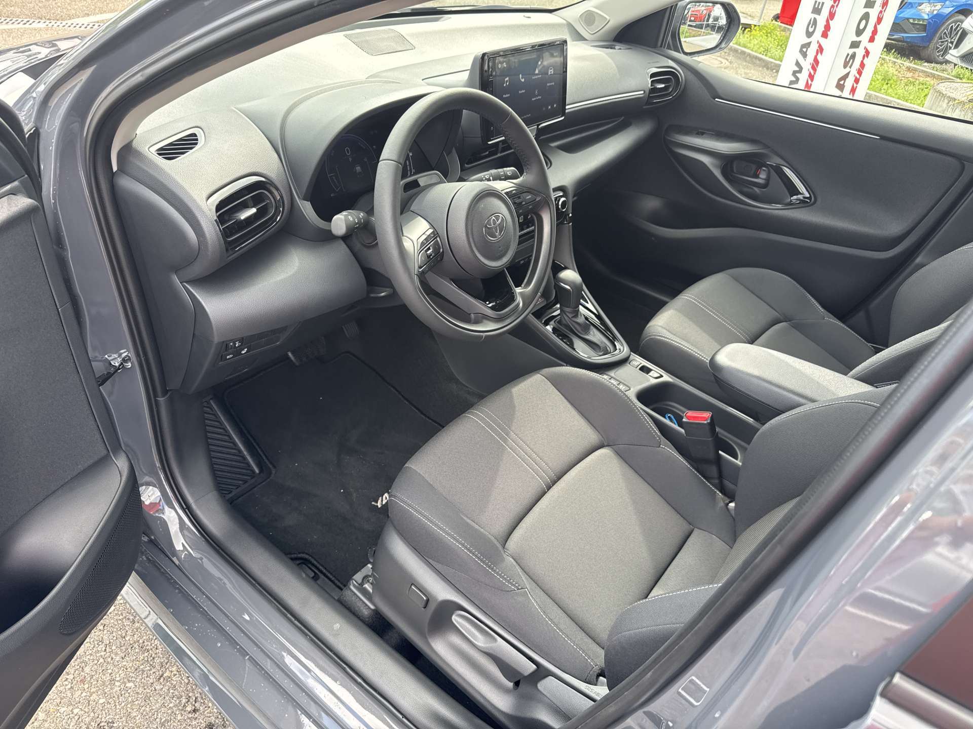 TOYOTA Yaris 1.5 Active Plus+ e-CVT Automat-image-5