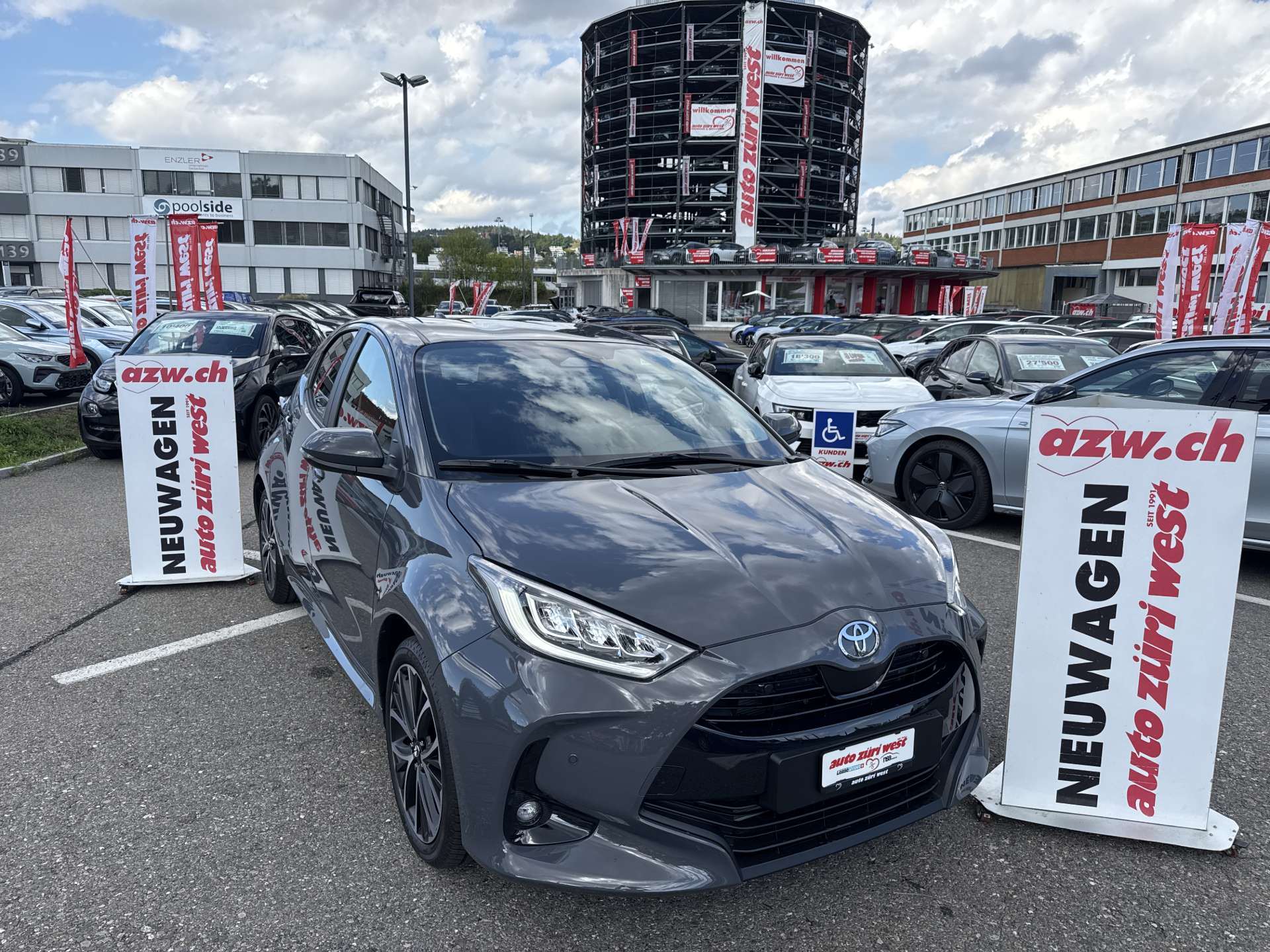 TOYOTA Yaris 1.5 Active Plus+ e-CVT Automat-image-0