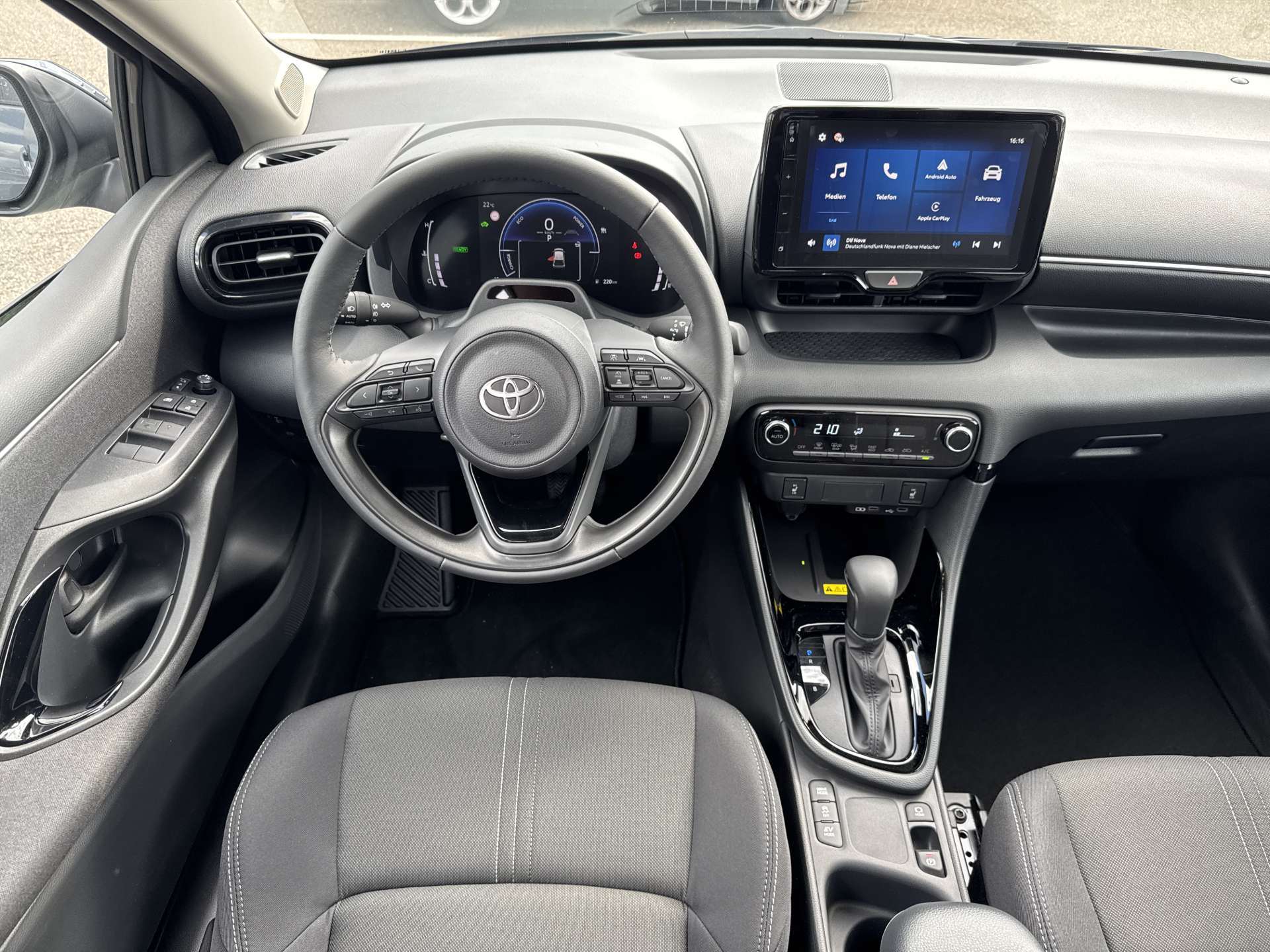 TOYOTA Yaris 1.5 Active Plus+ e-CVT Automat-image-4