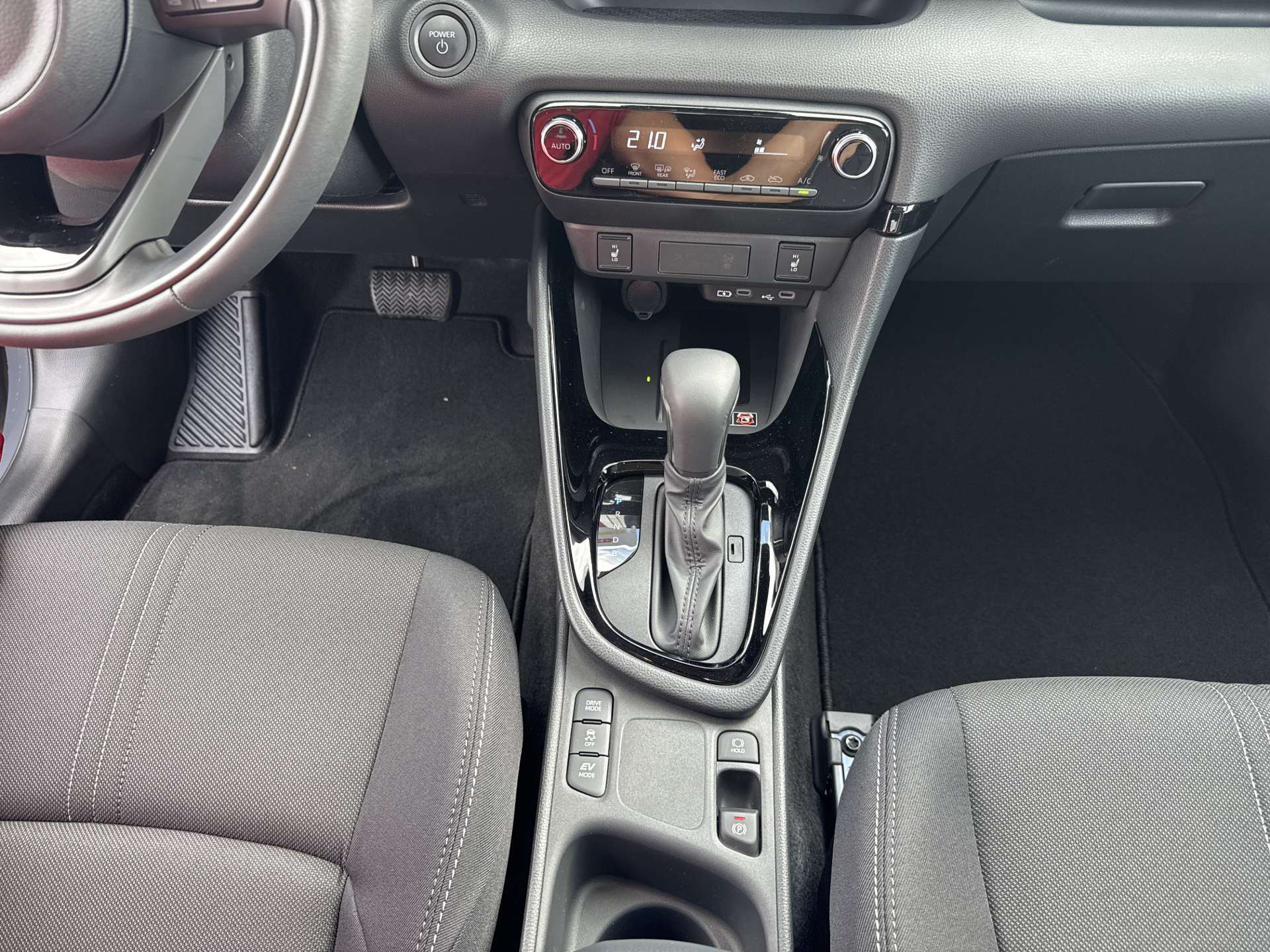 TOYOTA Yaris 1.5 Active Plus+ e-CVT Automat-image-11