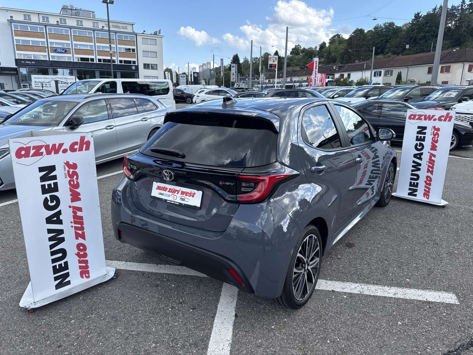 TOYOTA Yaris 1.5 Active Plus+ e-CVT Automat-image-2