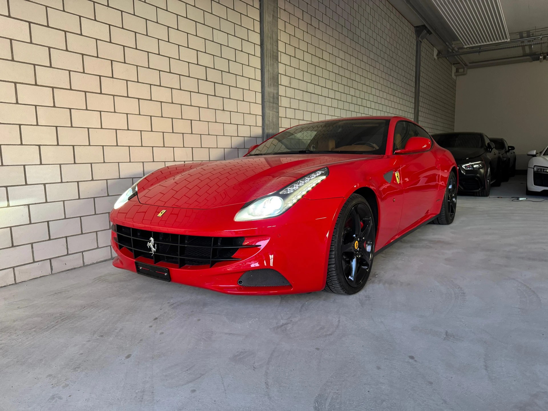 FERRARI FF-showroom-element-1