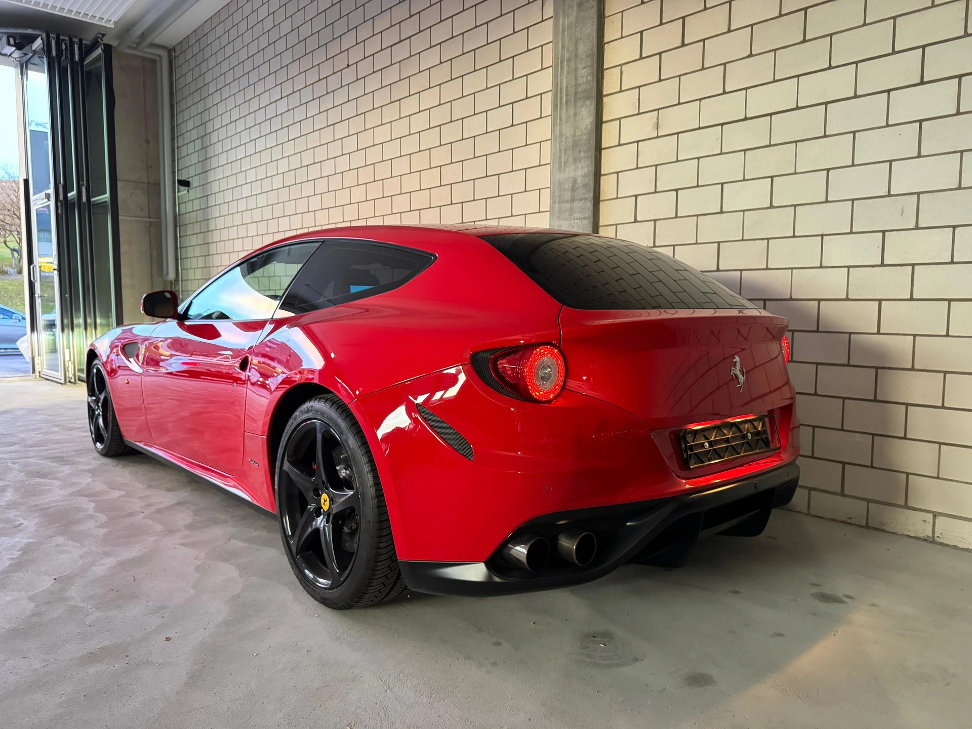 FERRARI FF-showroom-element-2