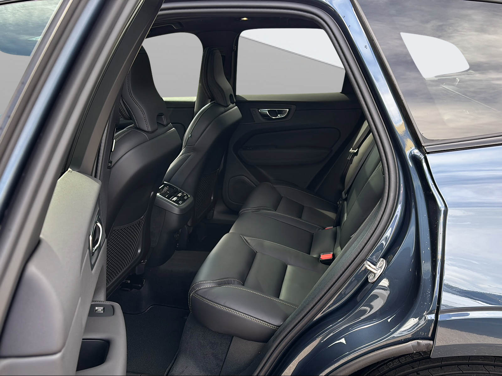 VOLVO XC60 B5 Benzin Mild Hybrid AWD Ultra Dark Geartronic-image-12