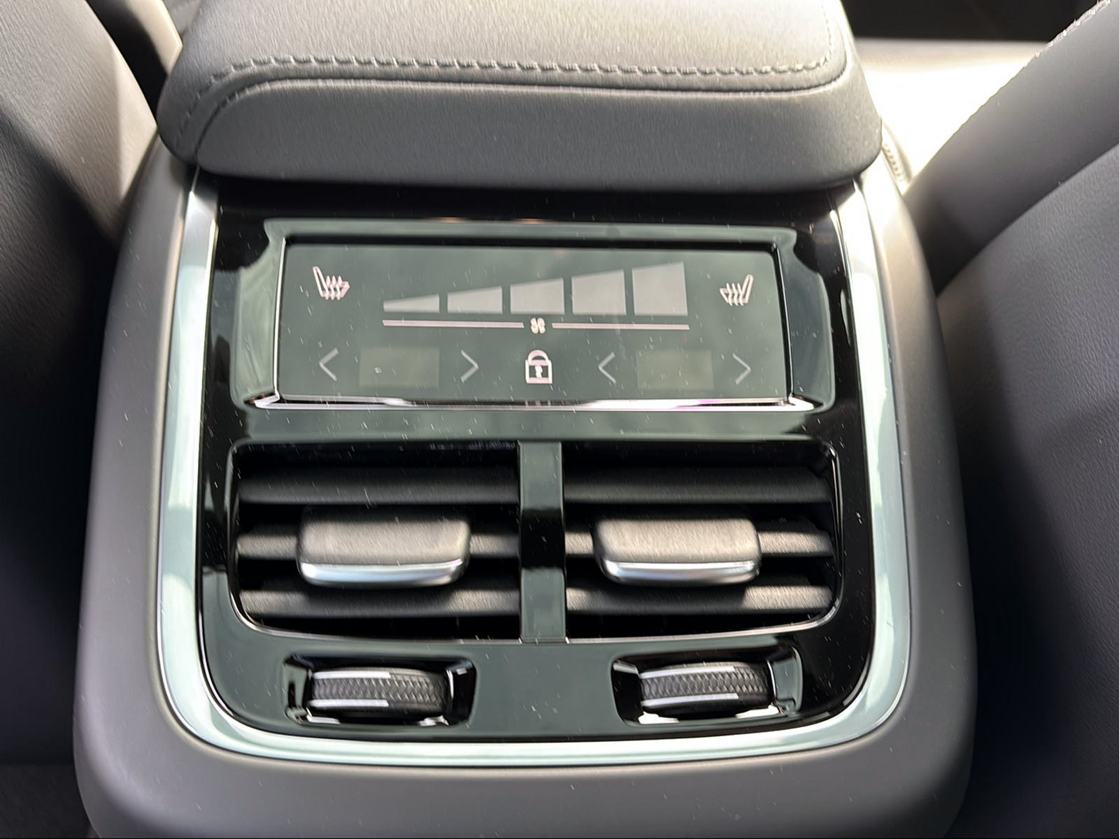 VOLVO XC60 B5 Benzin Mild Hybrid AWD Ultra Dark Geartronic-image-17