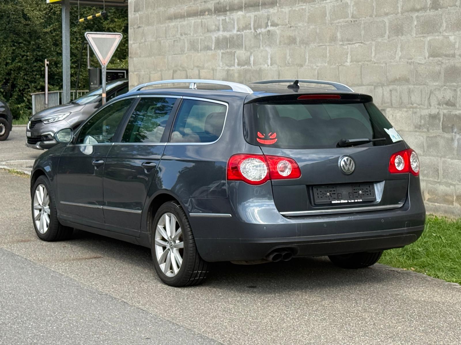 VW Passat Variant 2.0T FSI Premium Tiptronic-image-2