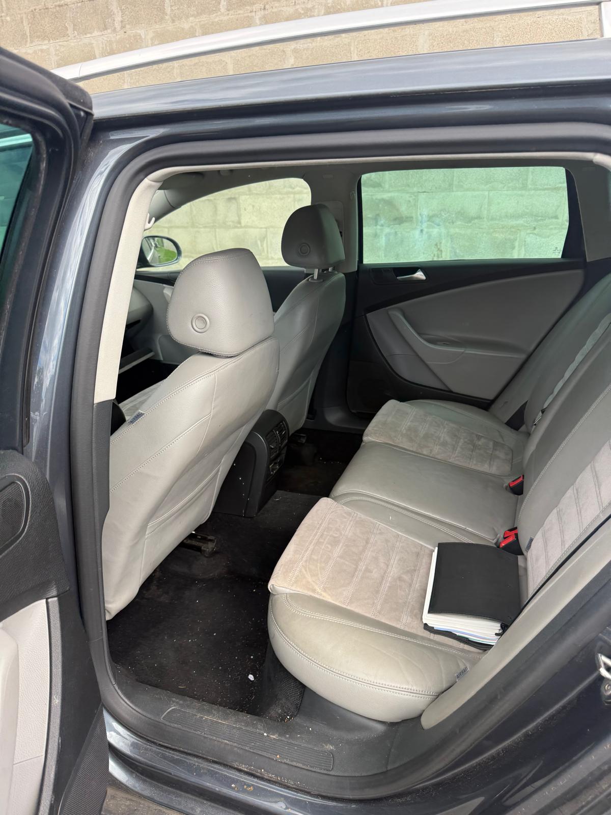 VW Passat Variant 2.0T FSI Premium Tiptronic-image-7