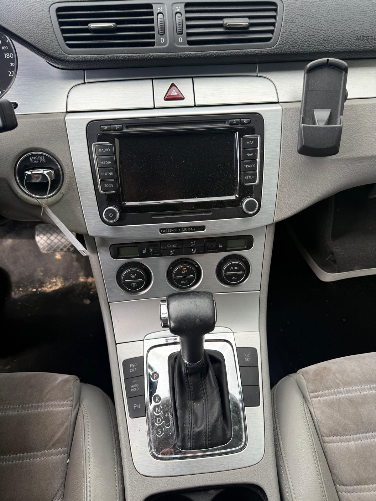 VW Passat Variant 2.0T FSI Premium Tiptronic-image-10