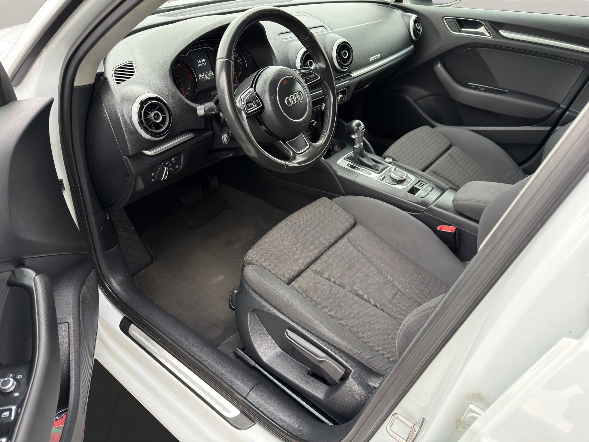 AUDI A3 Sportback 1.8 TFSI Ambition quattro S-tronic-image-11