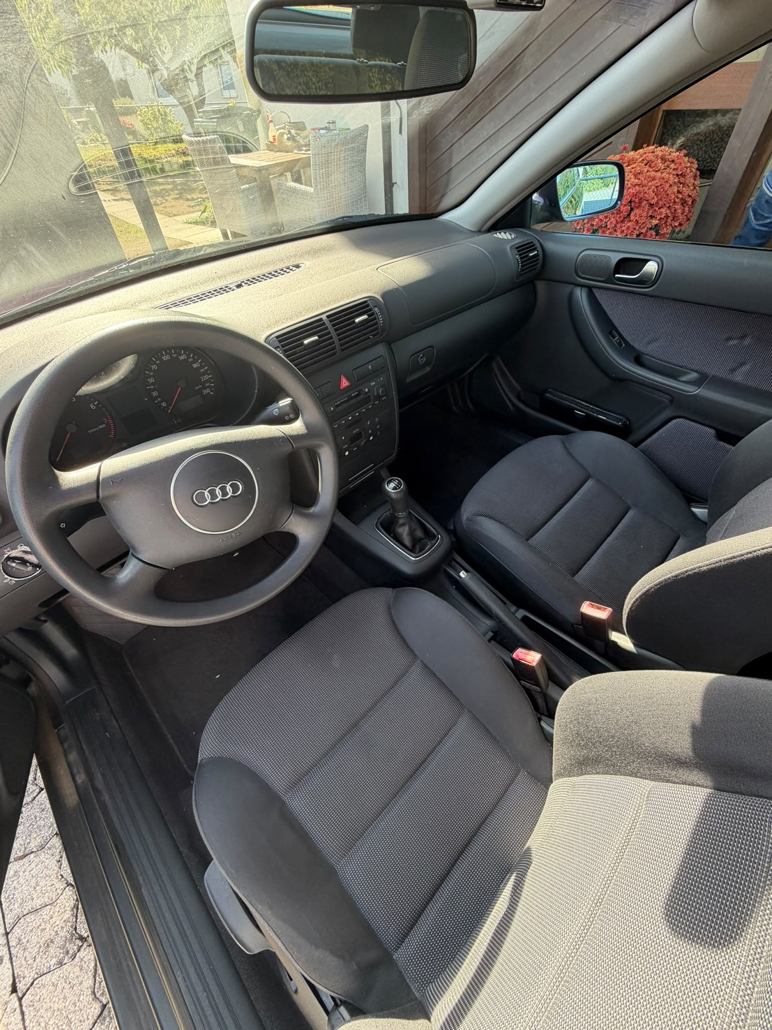AUDI 1.8 20V Attraction-image-3
