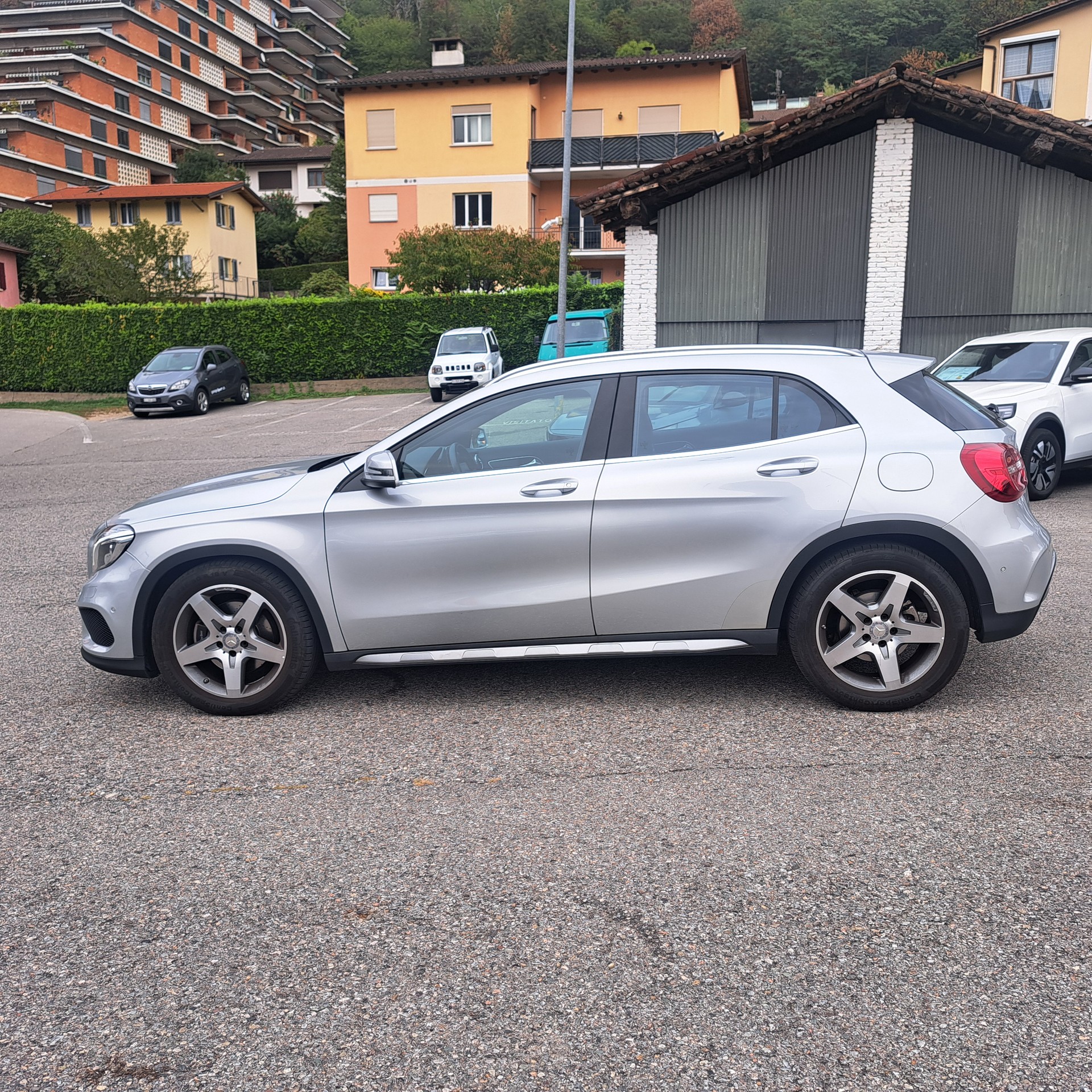 MERCEDES-BENZ GLA 250 AMG Line 4Matic 7G-DCT-image-3