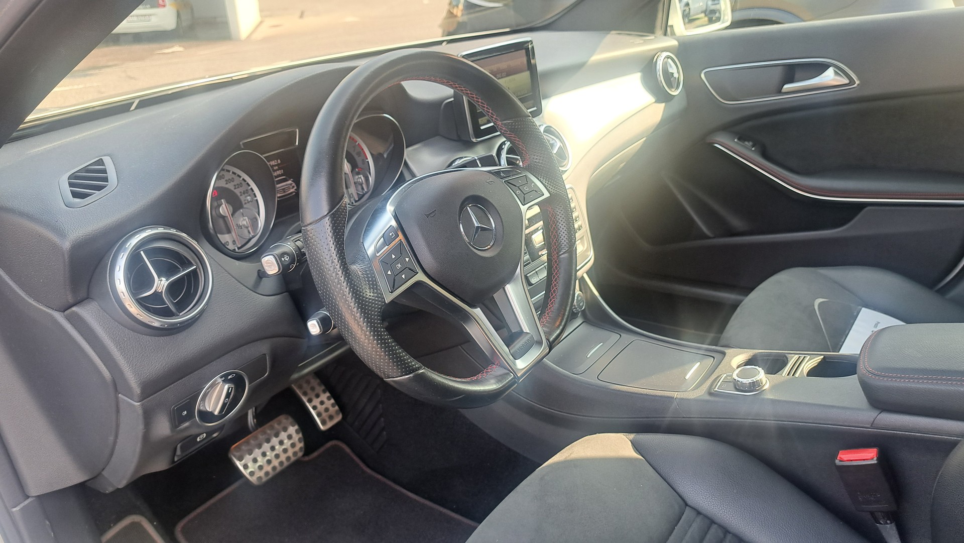 MERCEDES-BENZ GLA 250 AMG Line 4Matic 7G-DCT-image-11