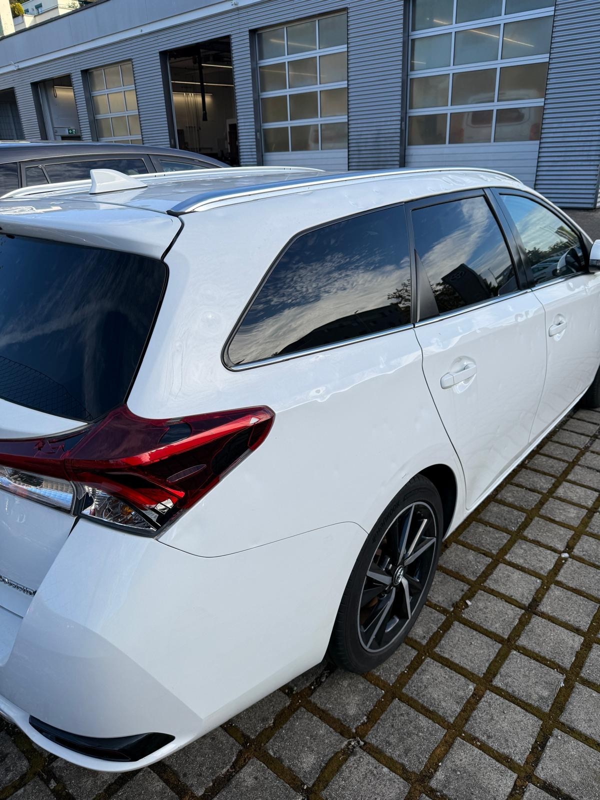 TOYOTA Auris Touring Sports 1.8 HSD Trend e-CVT-image-3