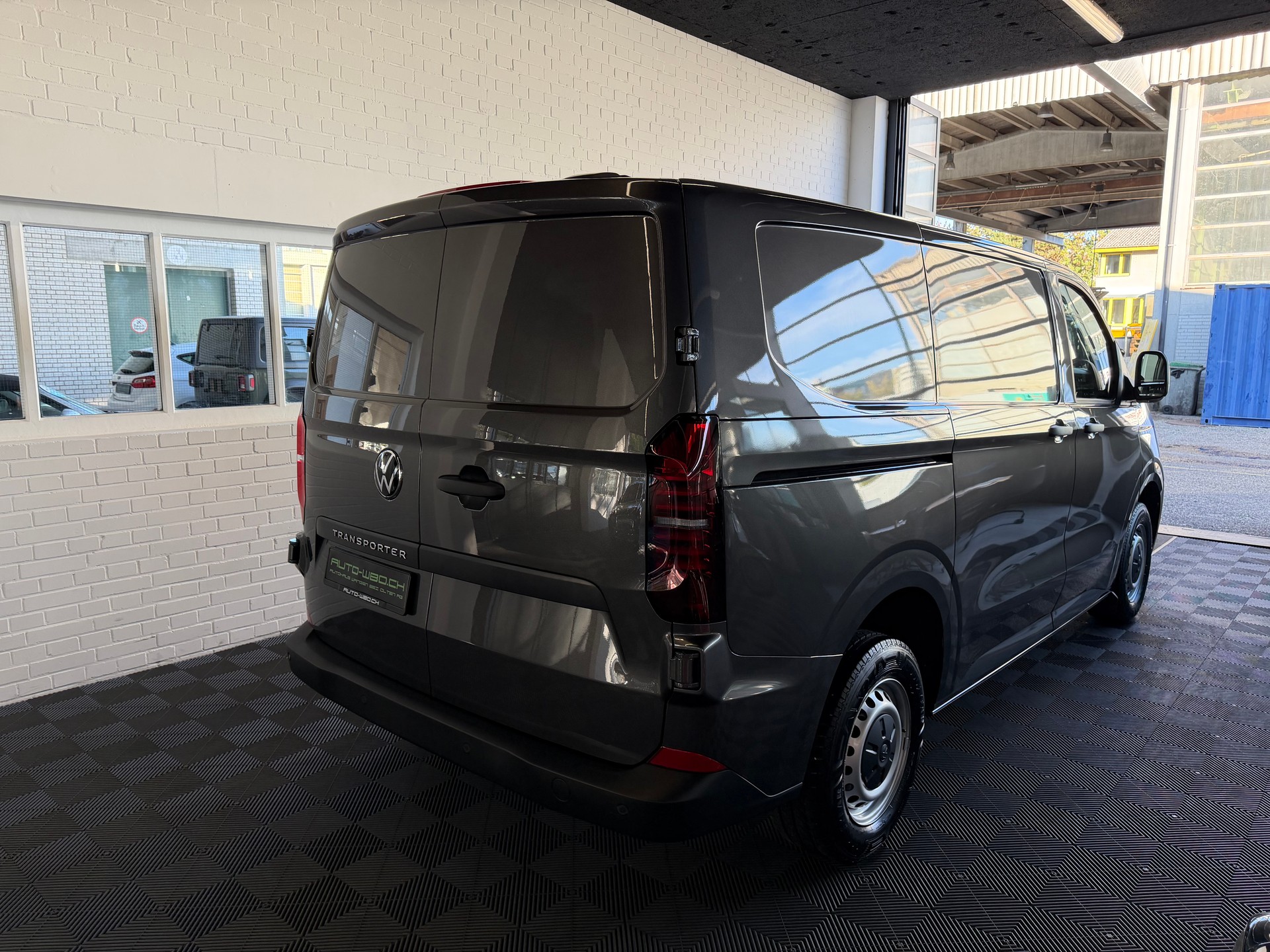VW Transporter 2.0 TDI-image-2