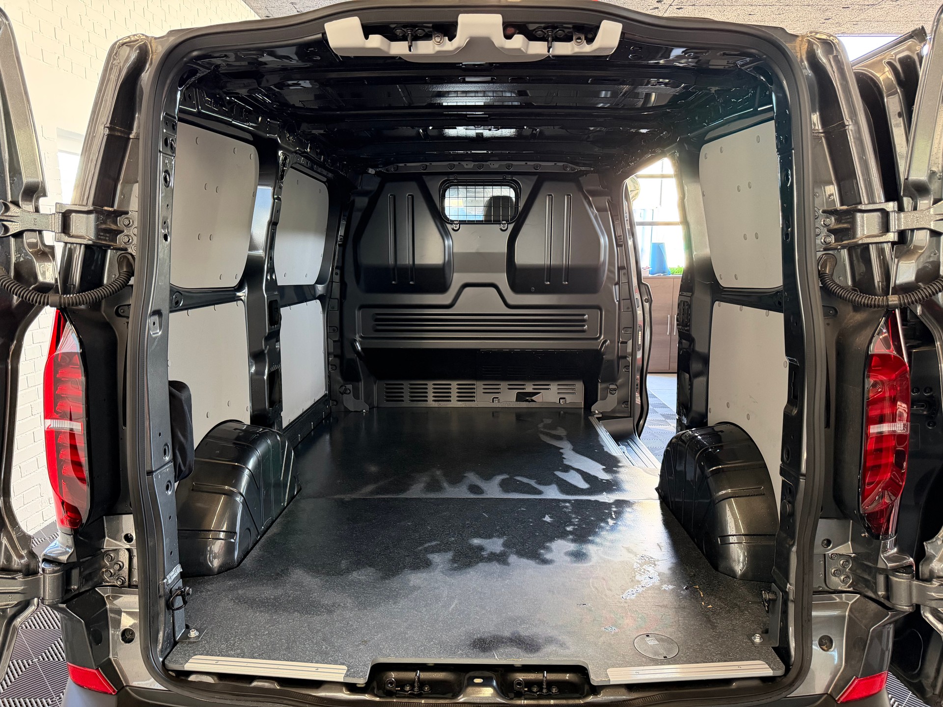 VW Transporter 2.0 TDI-image-11