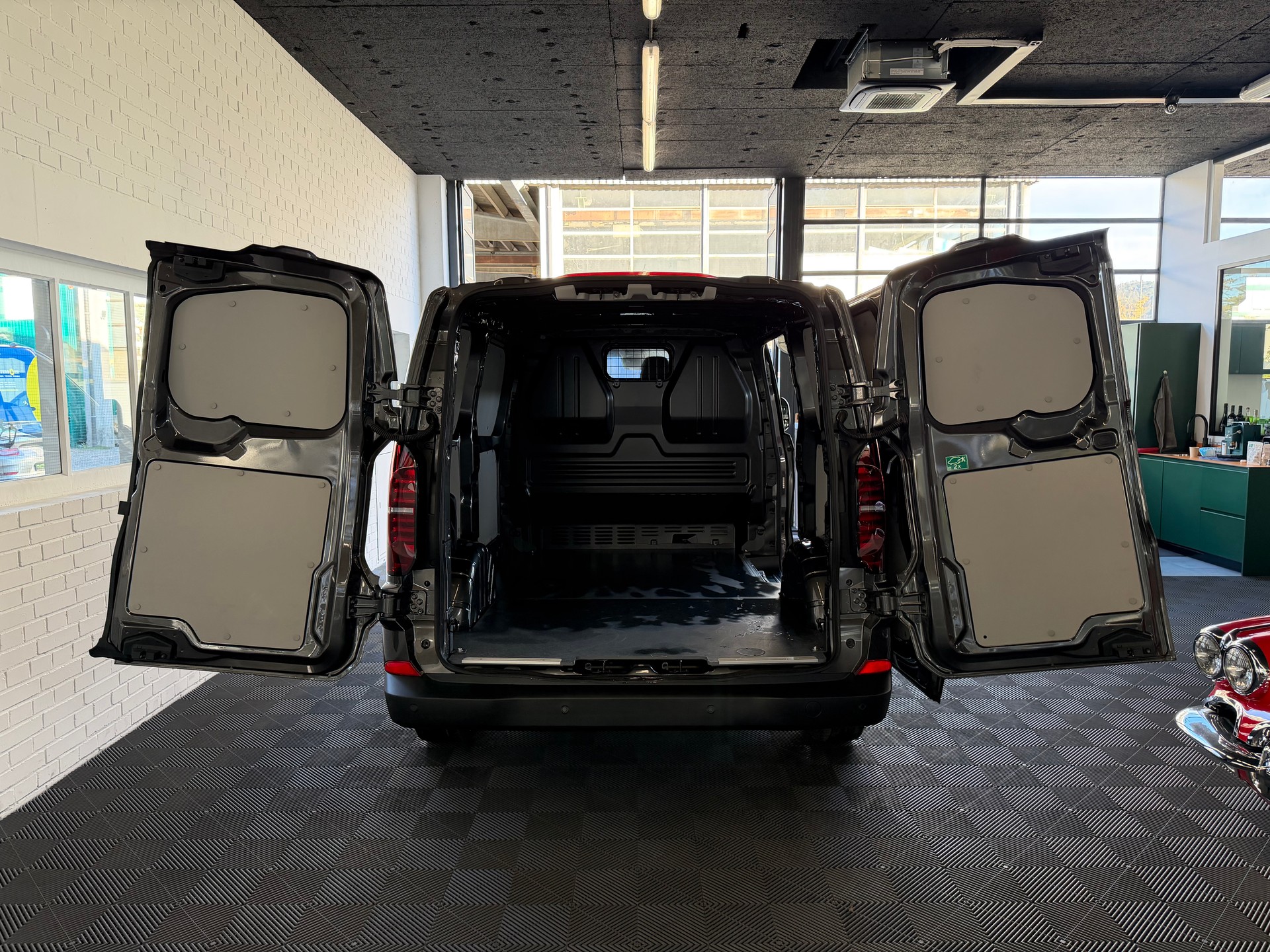 VW Transporter 2.0 TDI-image-12