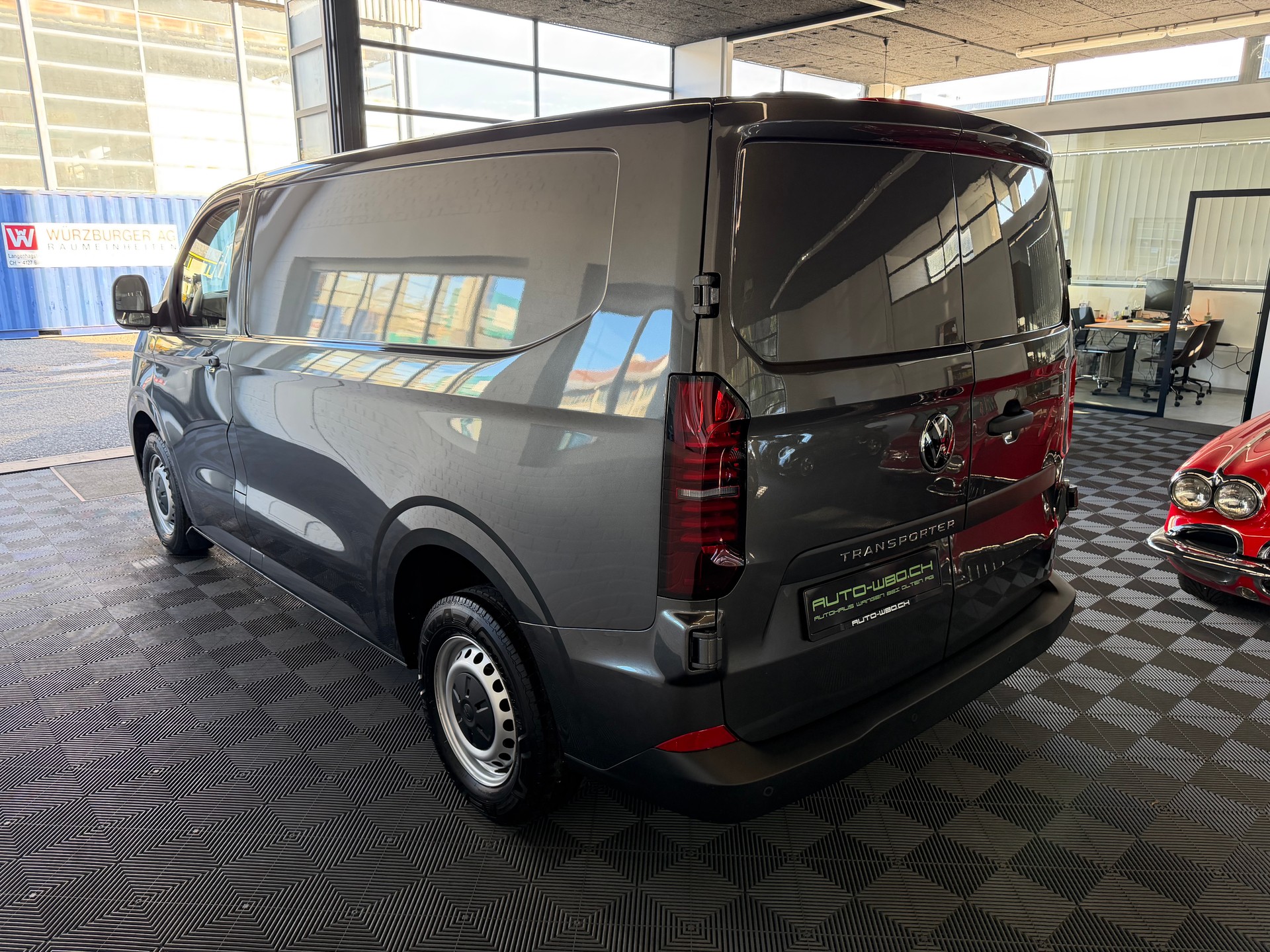 VW Transporter 2.0 TDI-image-4