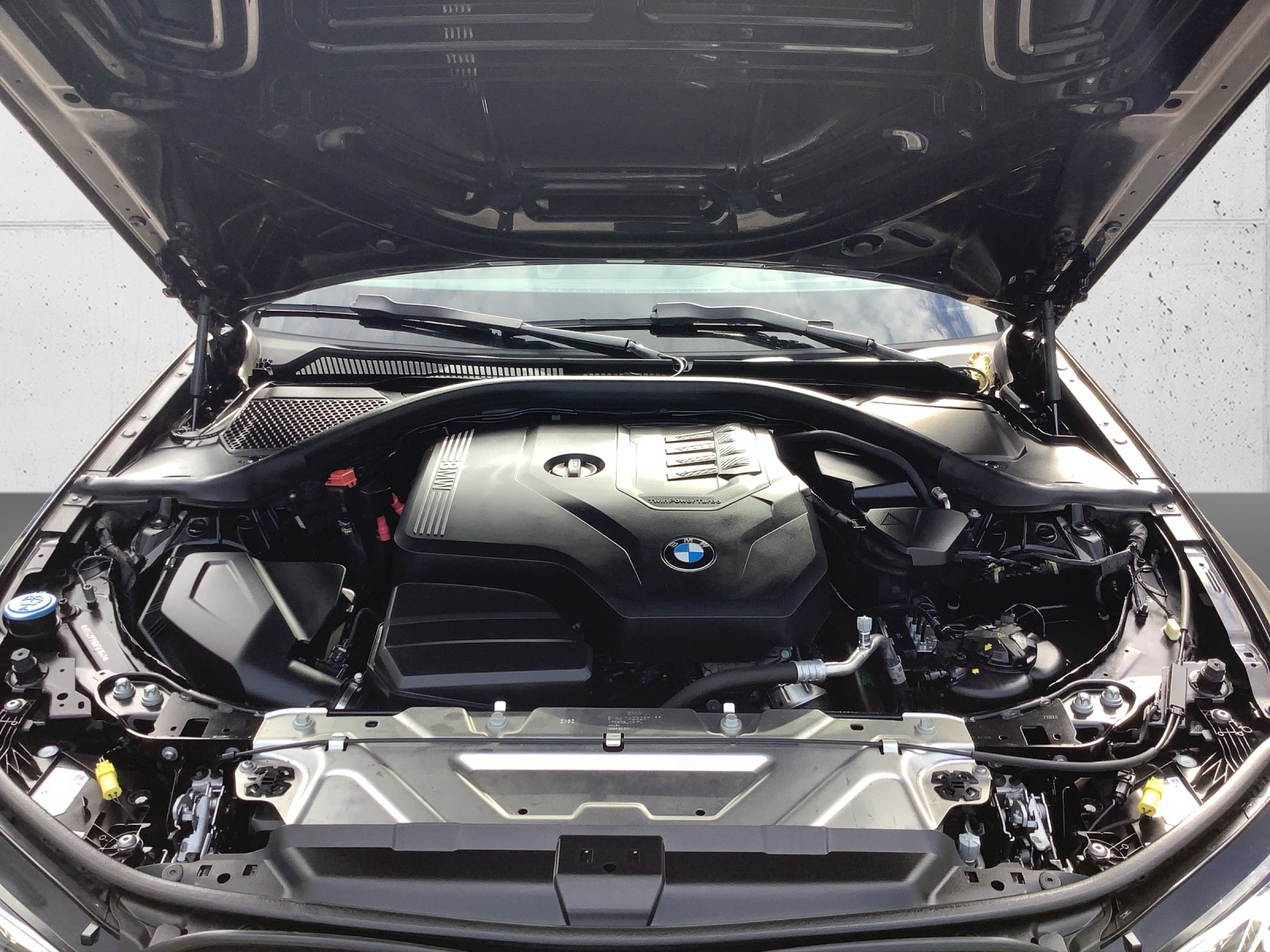 BMW 320i Touring-image-9