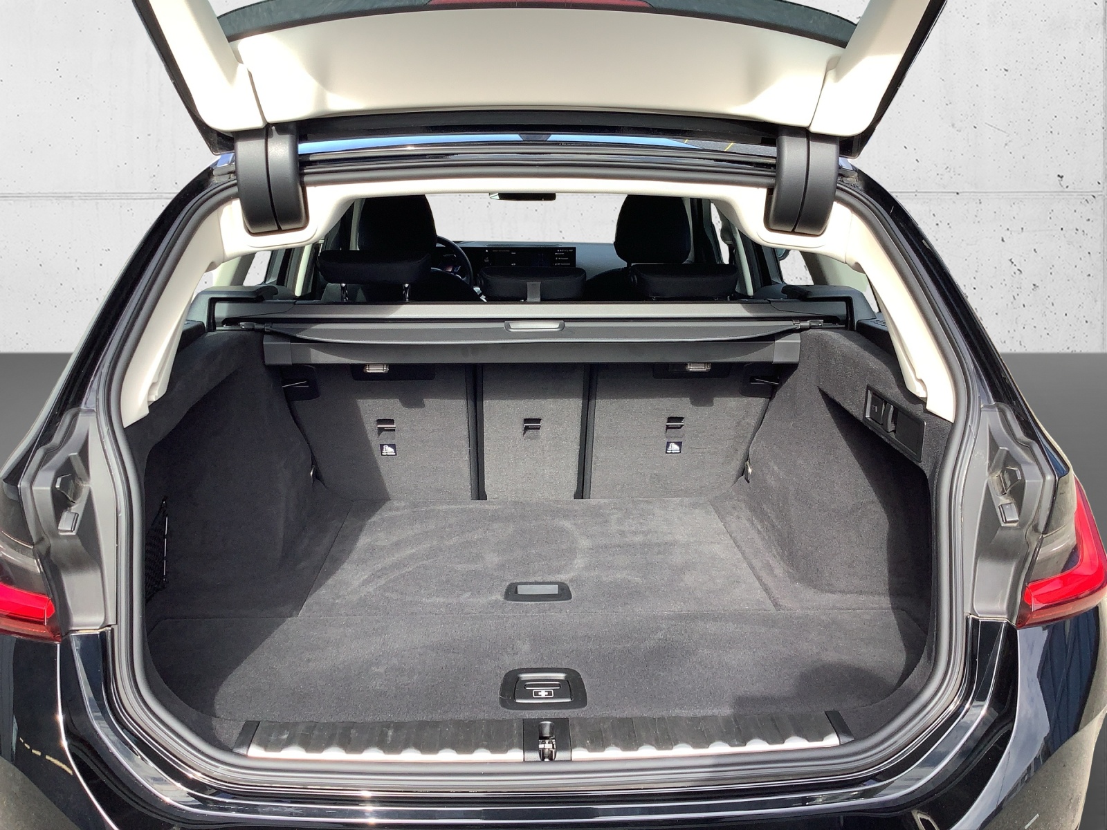 BMW 320i Touring-image-8