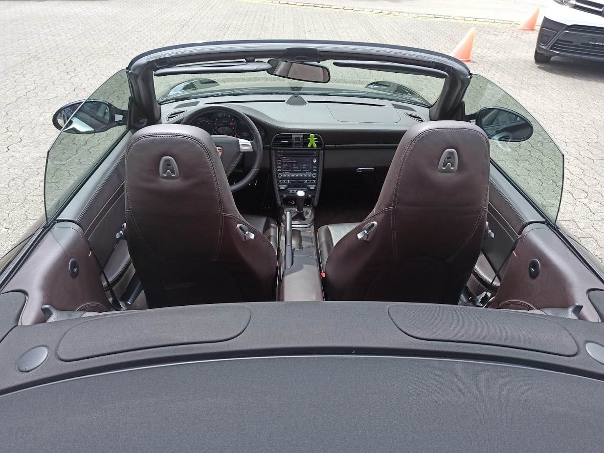 PORSCHE 911 Cabrio Carrera 4-image-12