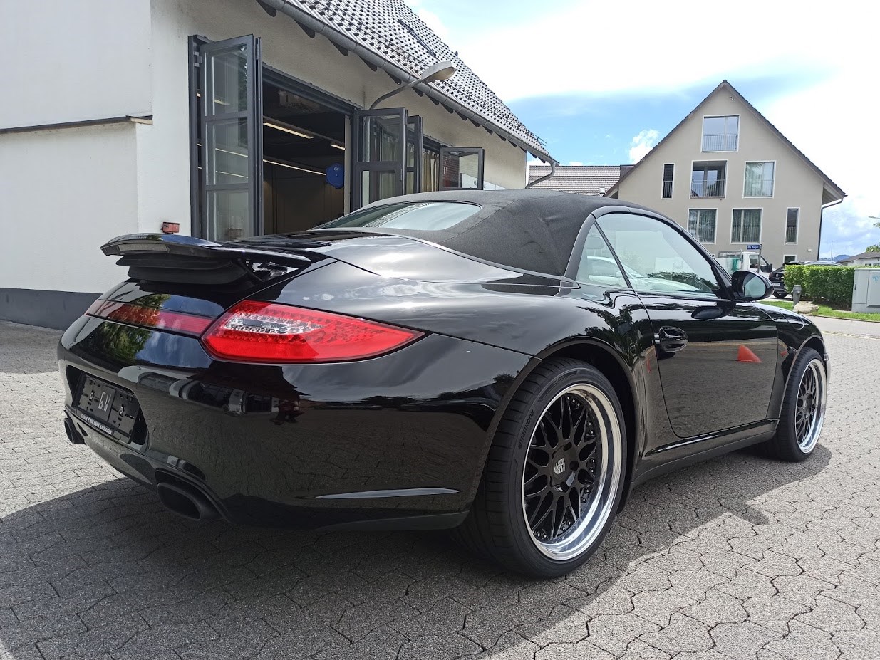 PORSCHE 911 Cabrio Carrera 4-image-3
