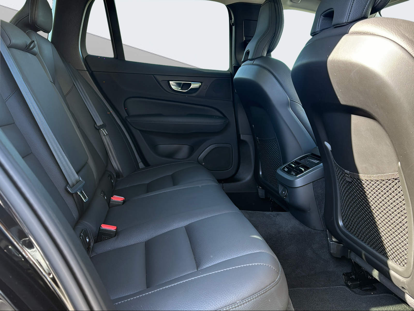 VOLVO V60 2.0 B4 Ultra Dark-image-10