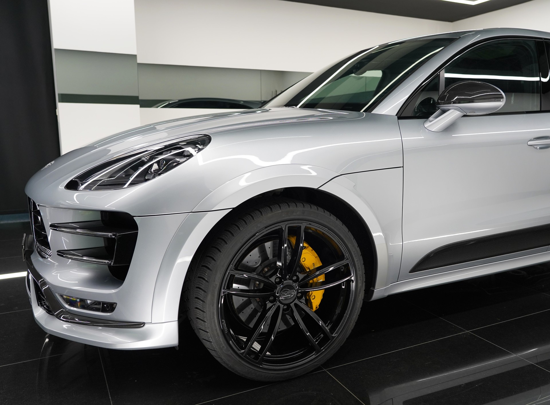 PORSCHE Macan Turbo-image-5