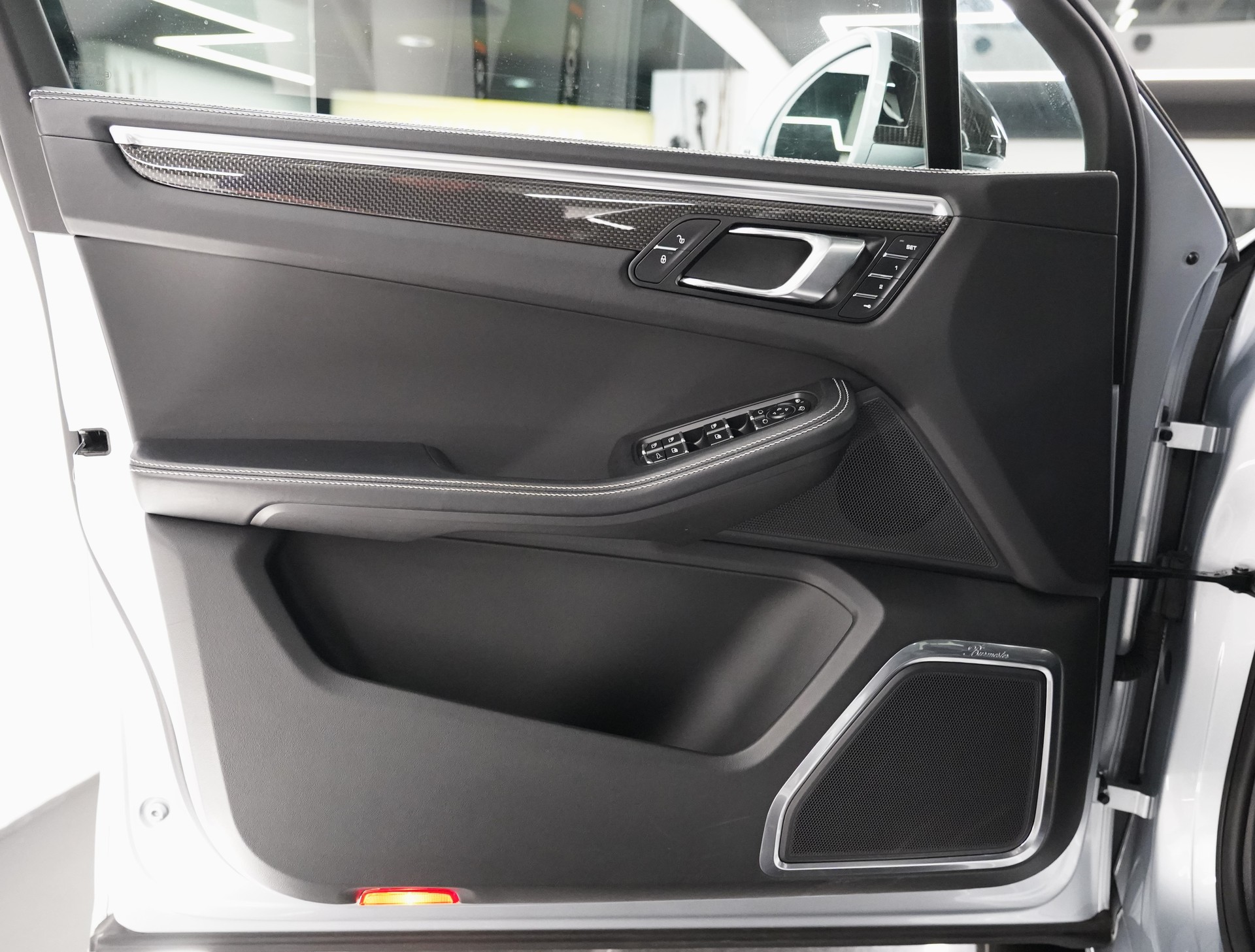 PORSCHE Macan Turbo-image-9