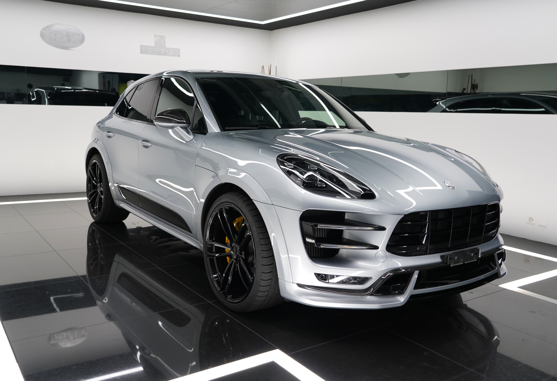PORSCHE Macan Turbo-image-1