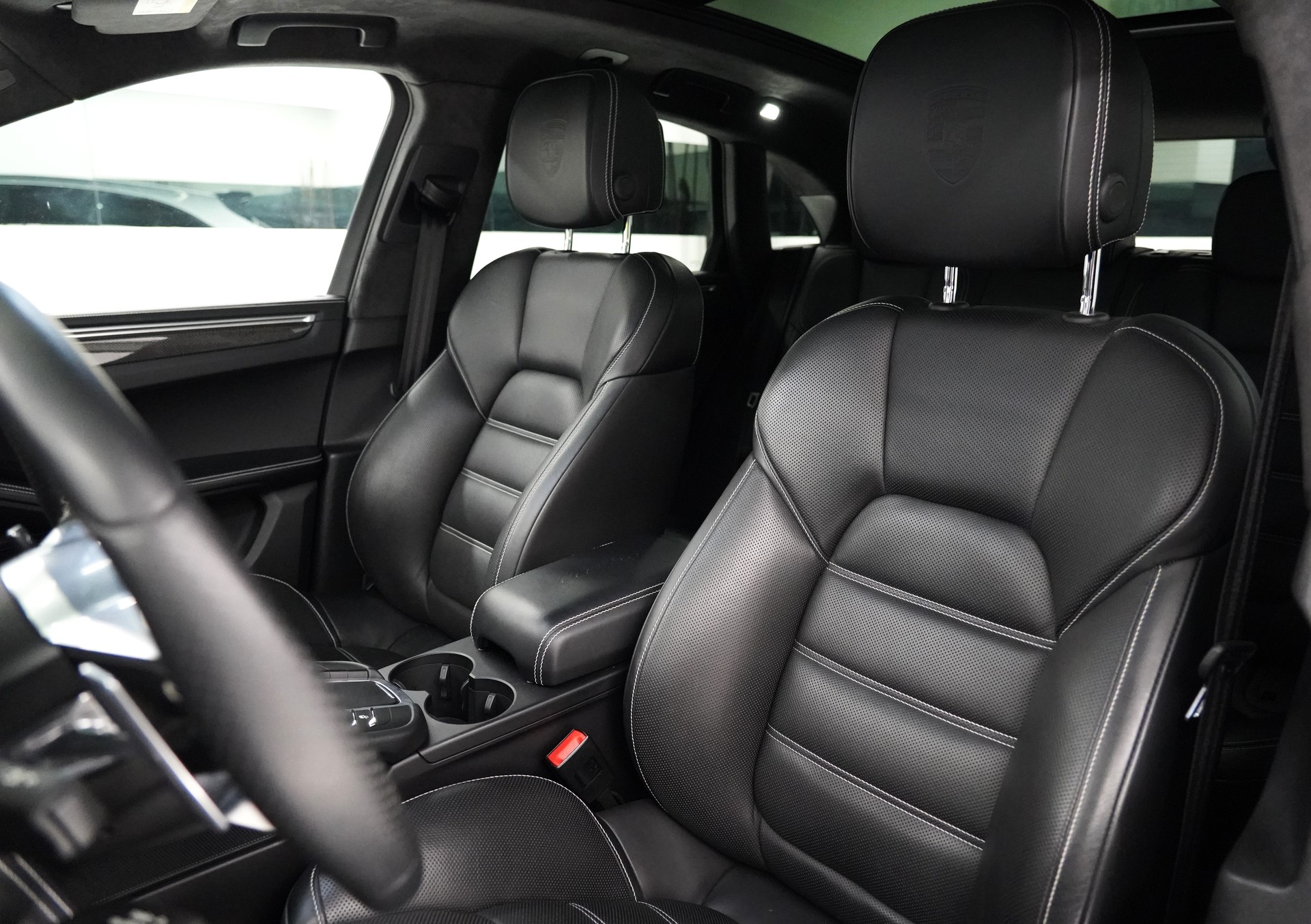 PORSCHE Macan Turbo-image-8