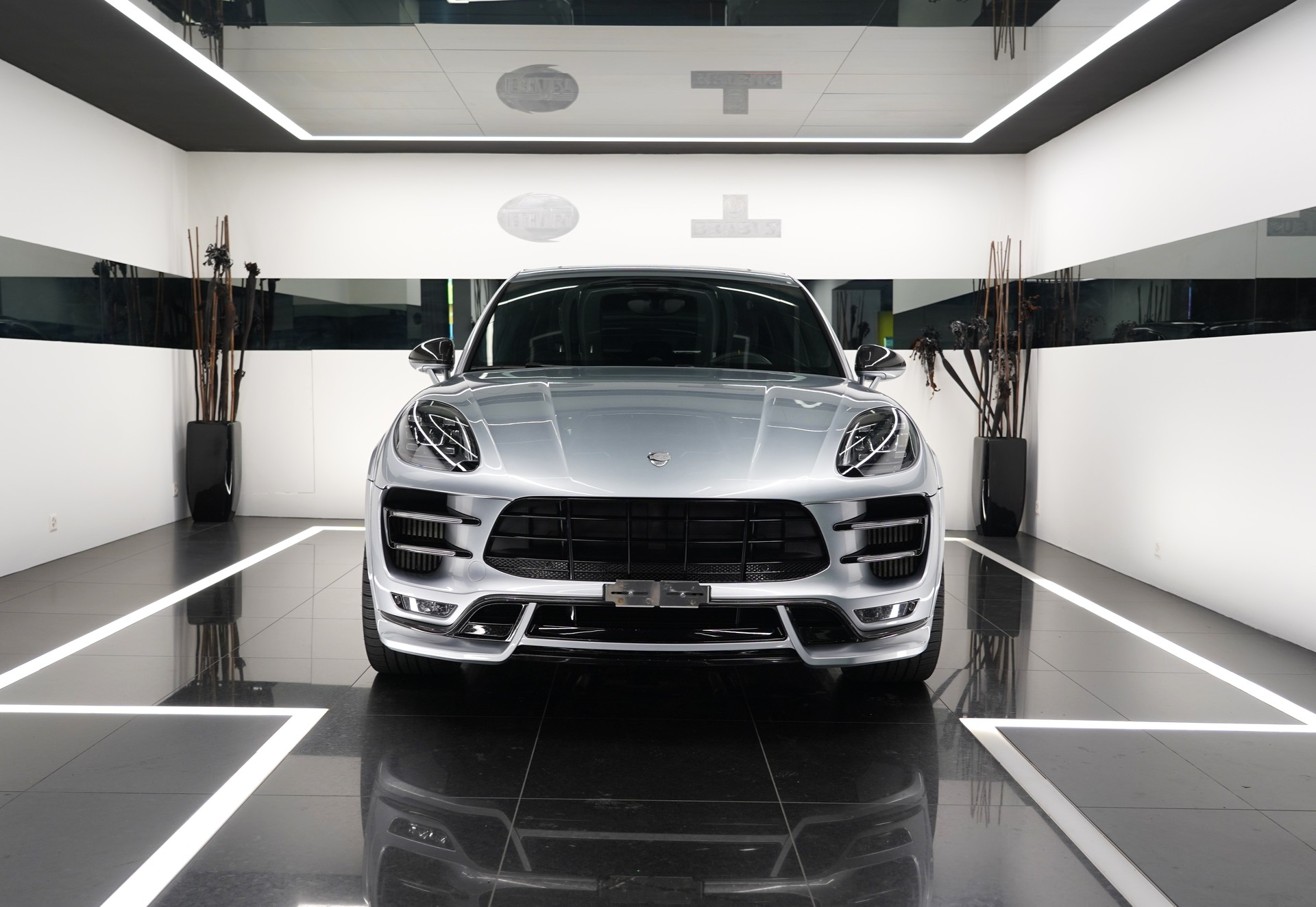 PORSCHE Macan Turbo-image-2