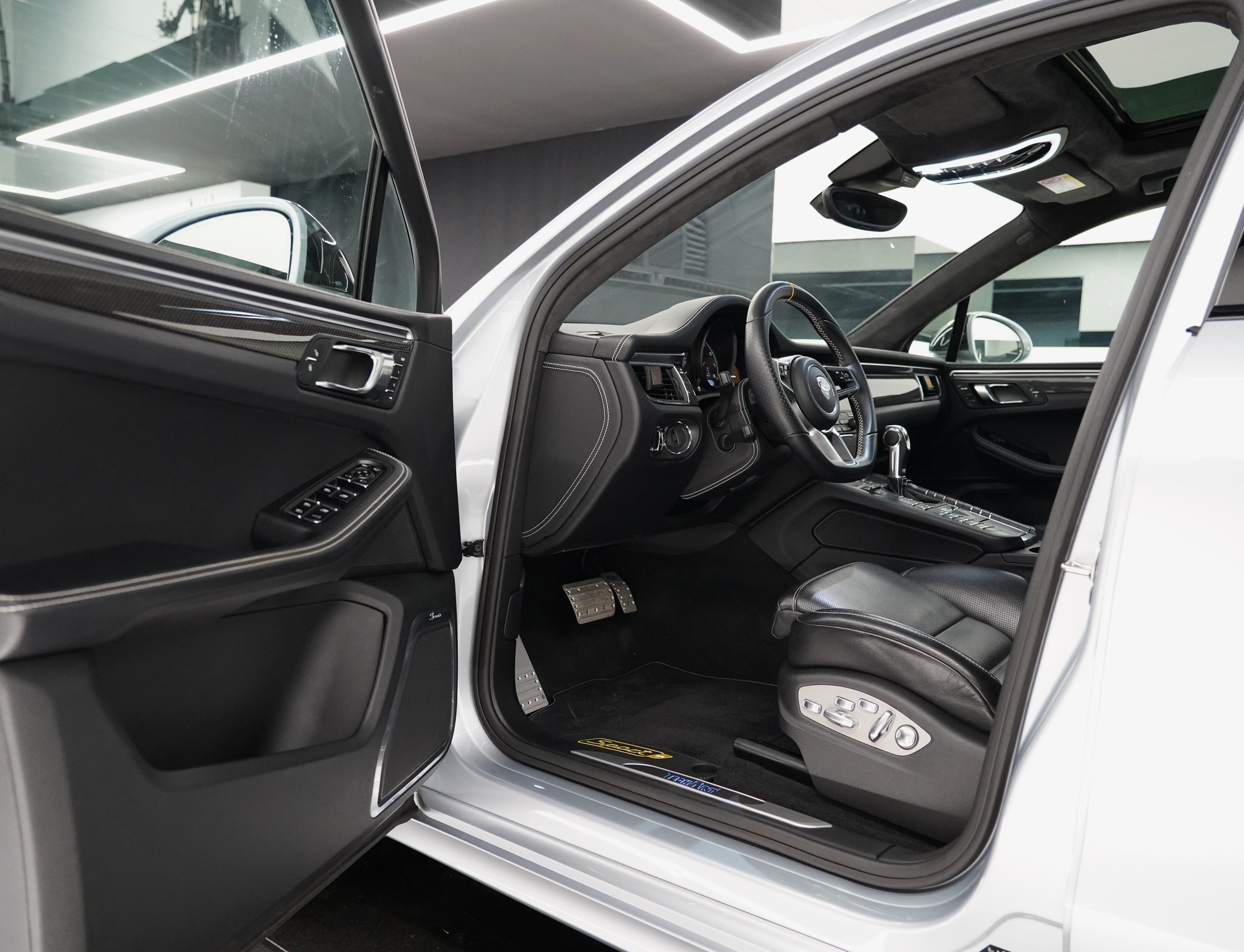 PORSCHE Macan Turbo-image-6