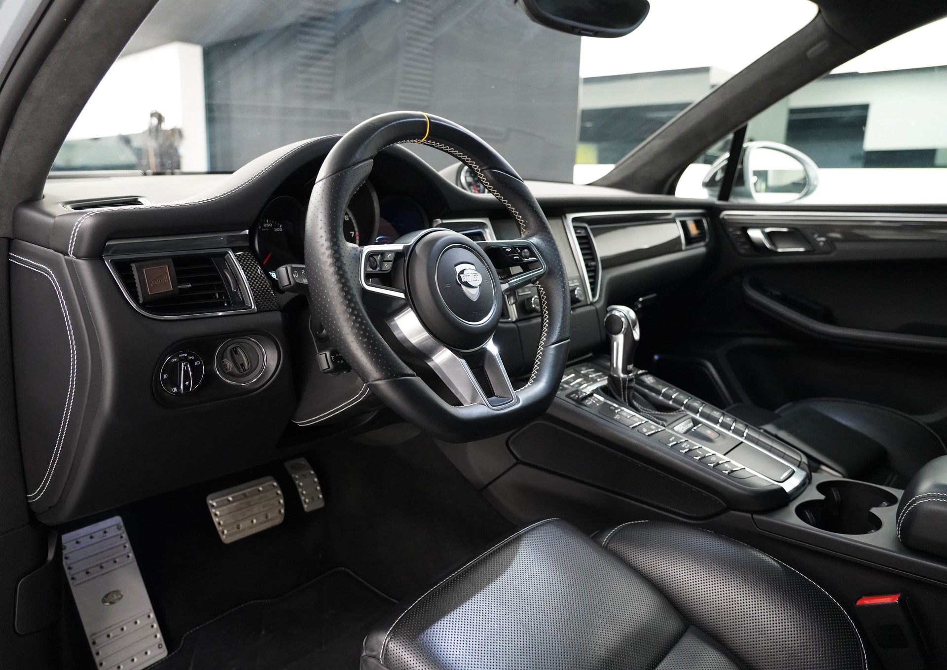 PORSCHE Macan Turbo-image-7