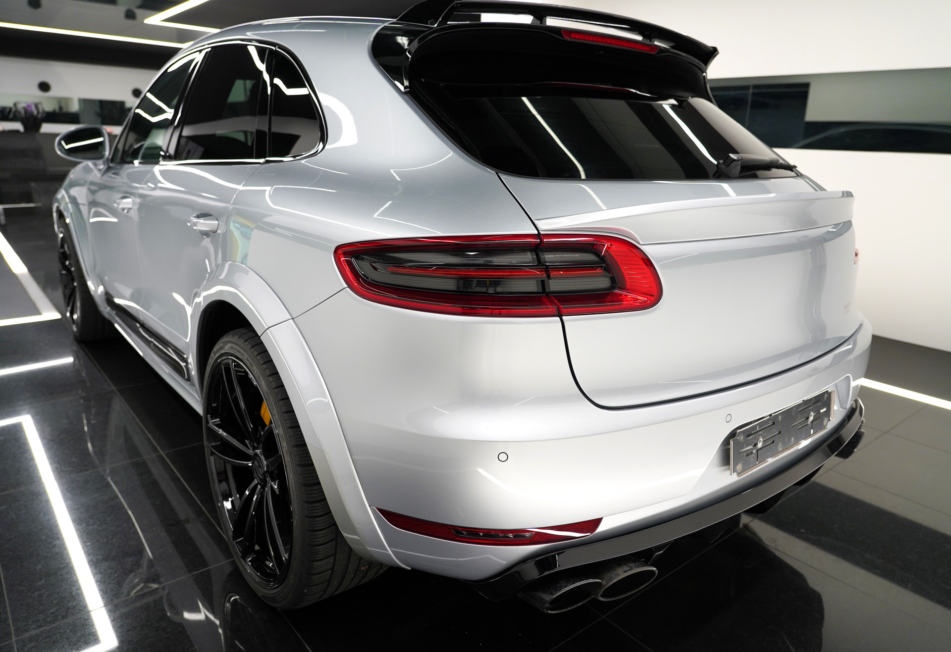 PORSCHE Macan Turbo-image-4
