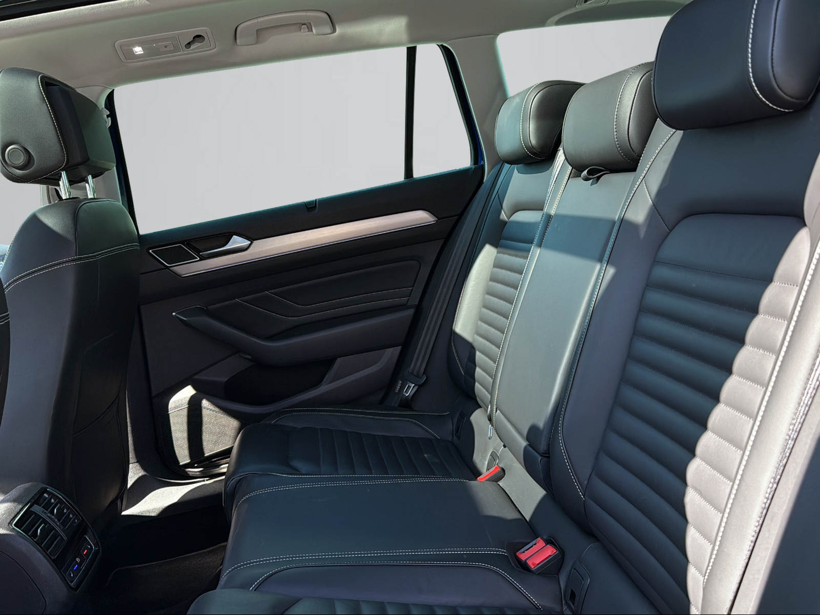 VW Passat Variant 2.0 TSI Elegance 4Motion DSG-image-6