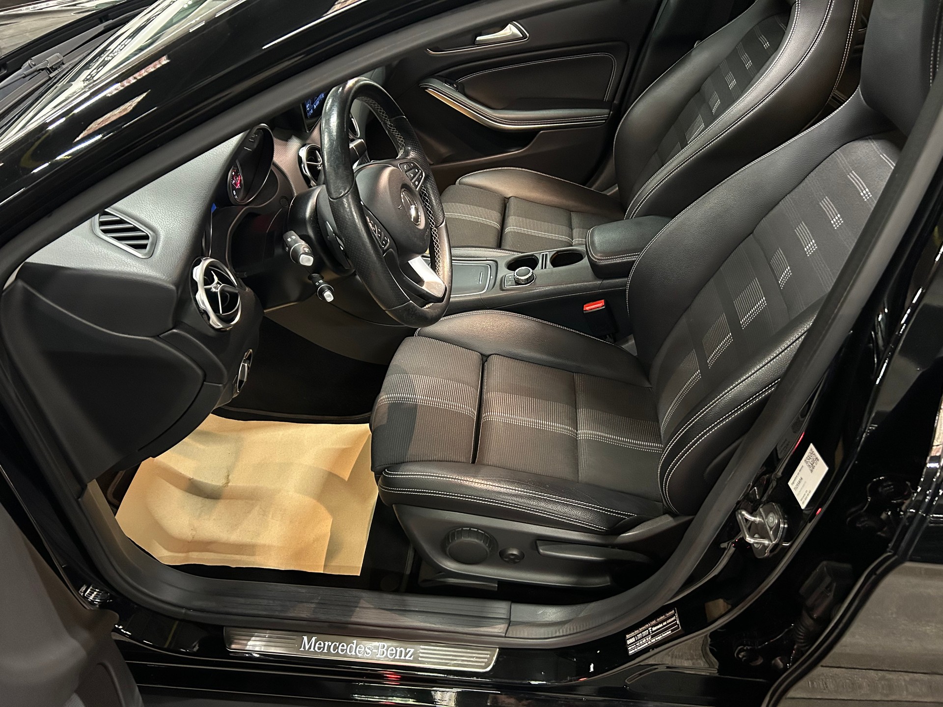MERCEDES-BENZ GLA 200 d Swiss Star Edition Urban 4Matic 7G-DCT-image-13