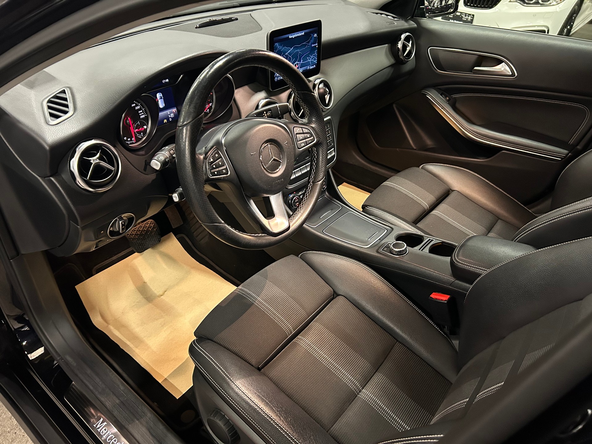 MERCEDES-BENZ GLA 200 d Swiss Star Edition Urban 4Matic 7G-DCT-image-14
