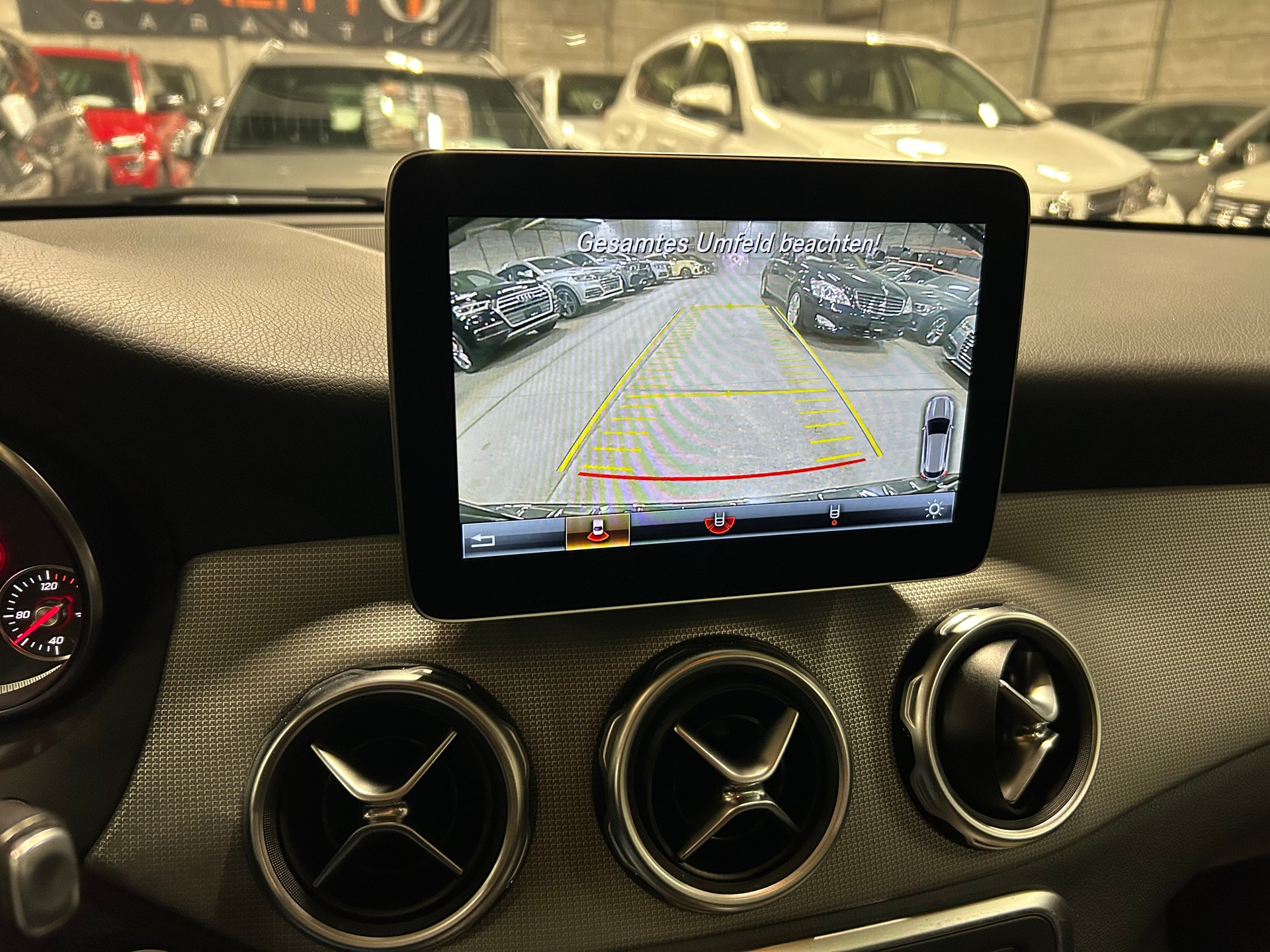 MERCEDES-BENZ GLA 200 d Swiss Star Edition Urban 4Matic 7G-DCT-image-12