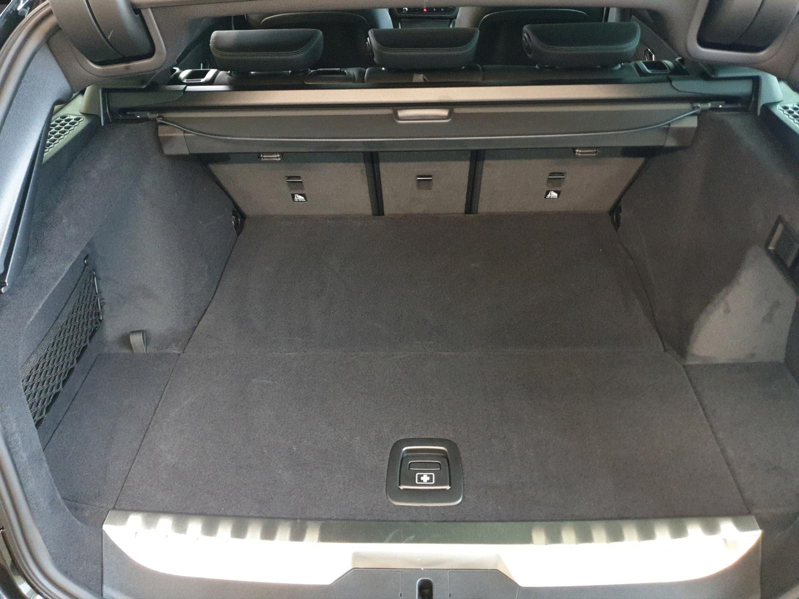 BMW 330e xDrive Touring-image-12