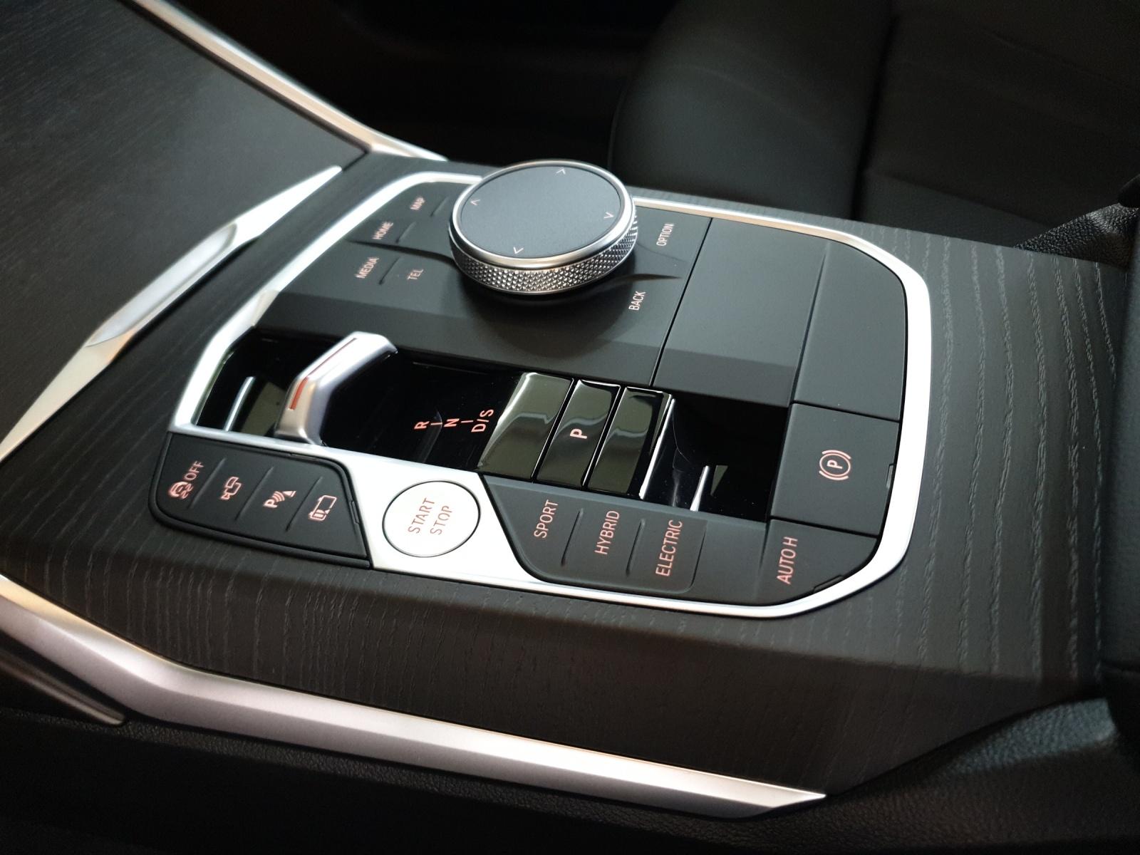 BMW 330e xDrive Touring-image-23