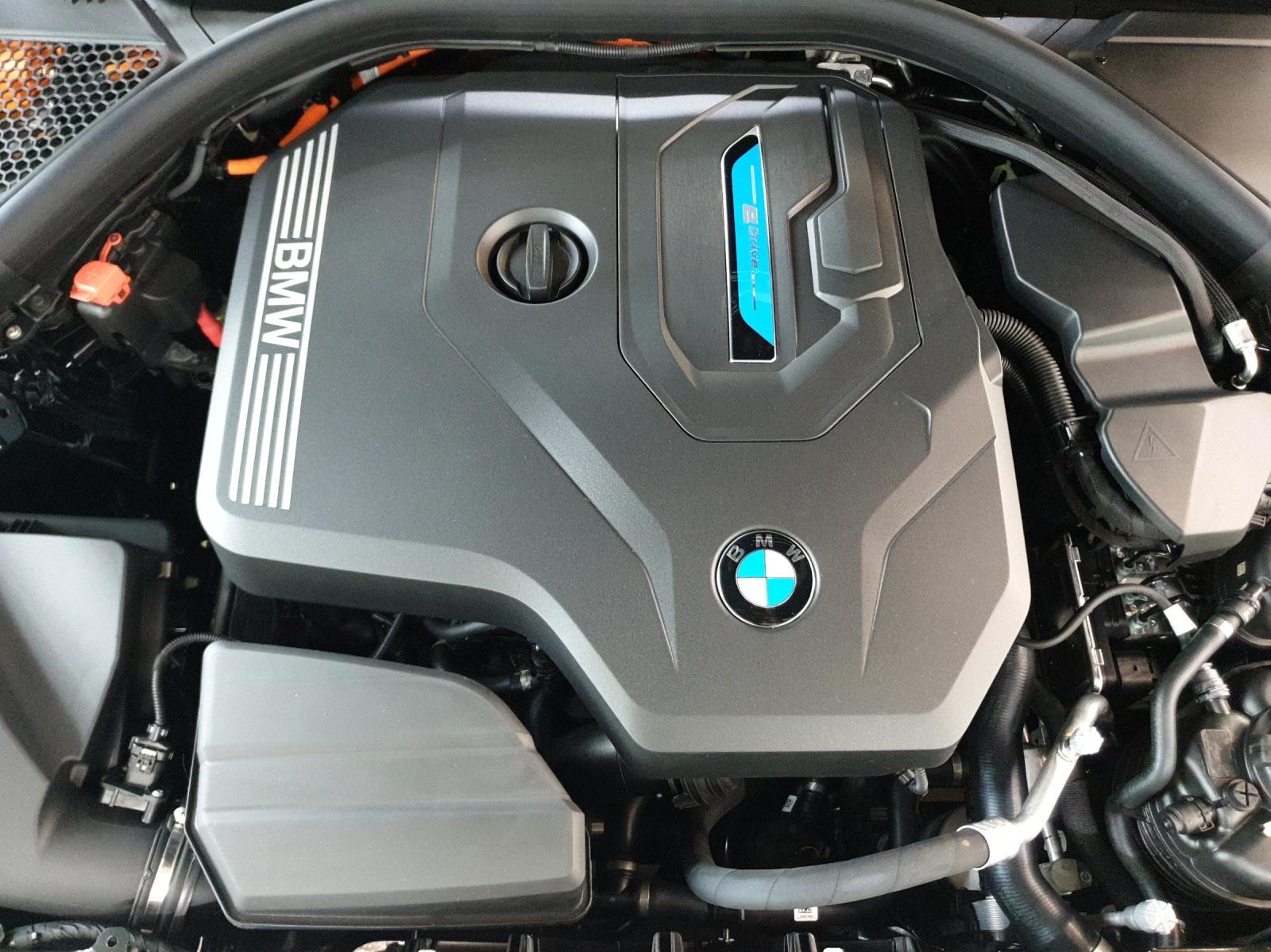 BMW 330e xDrive Touring-image-22