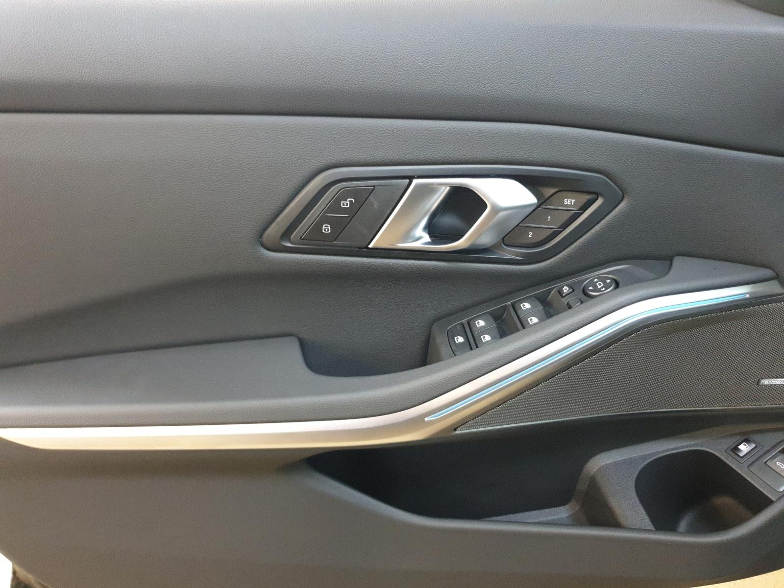 BMW 330e xDrive Touring-image-9