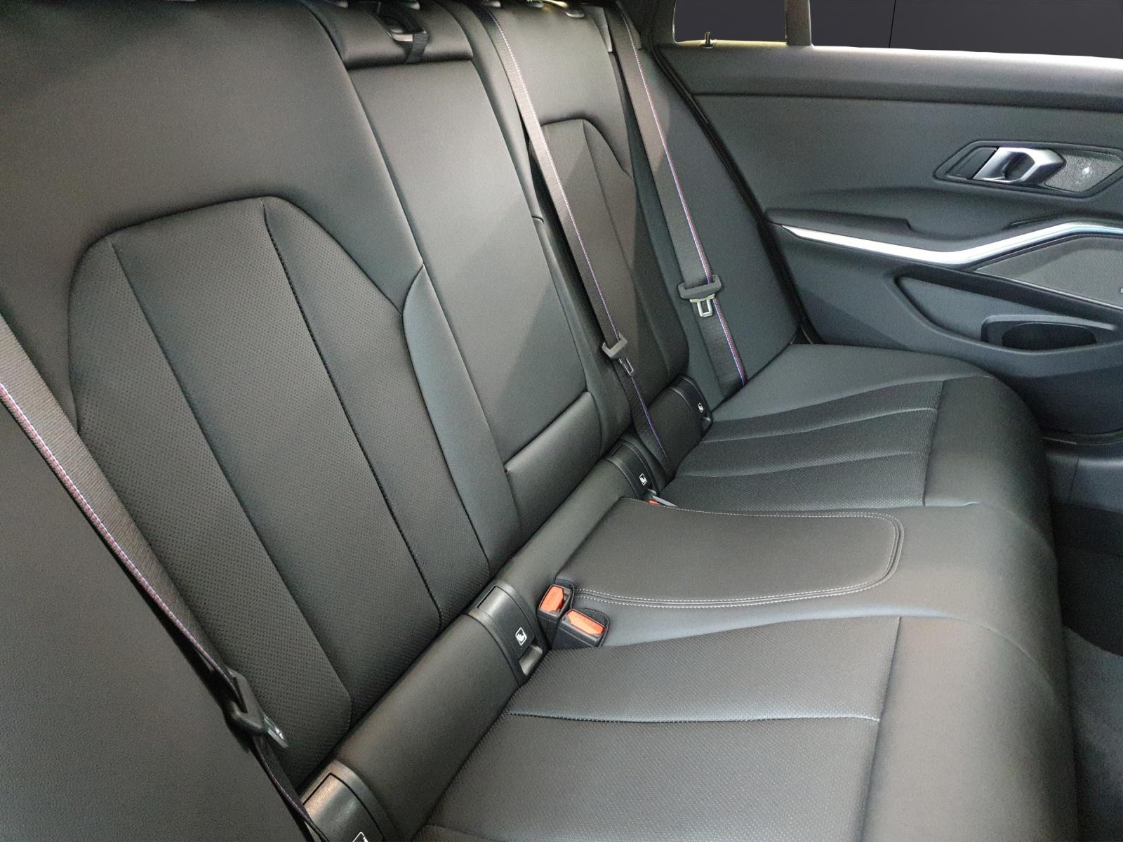 BMW 330e xDrive Touring-image-13