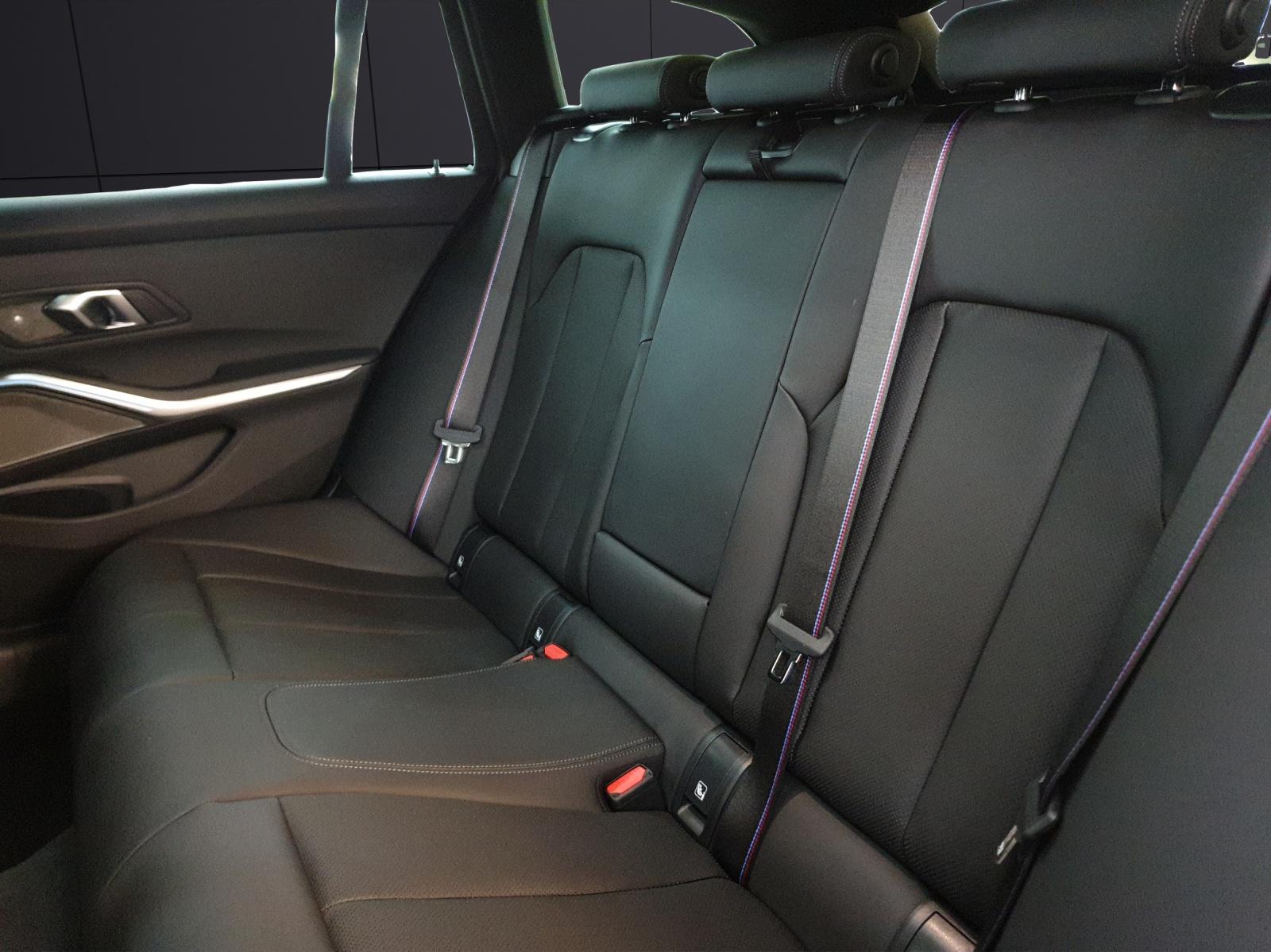 BMW 330e xDrive Touring-image-11