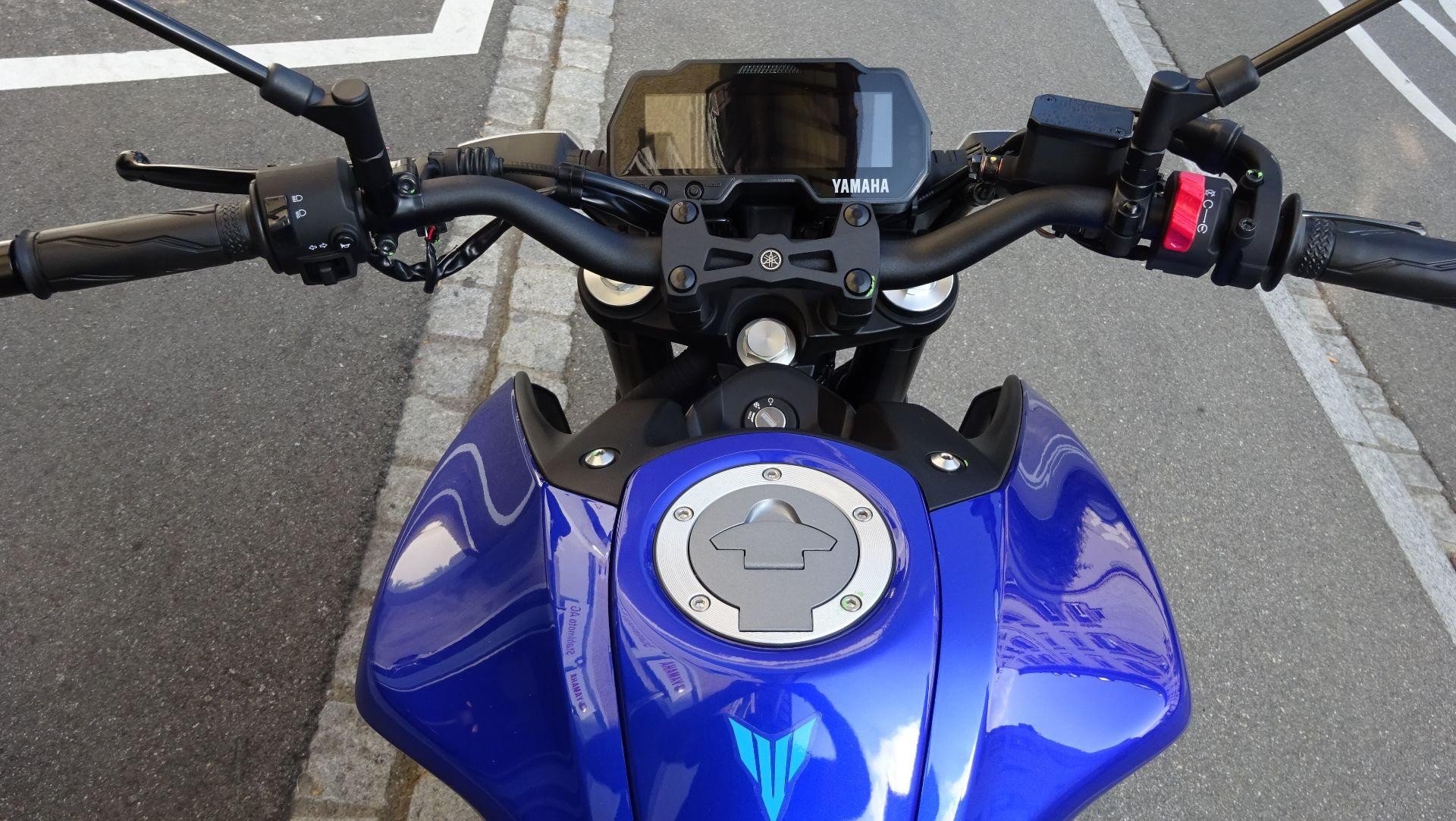 YAMAHA MT-125 ABS-showroom-element-3