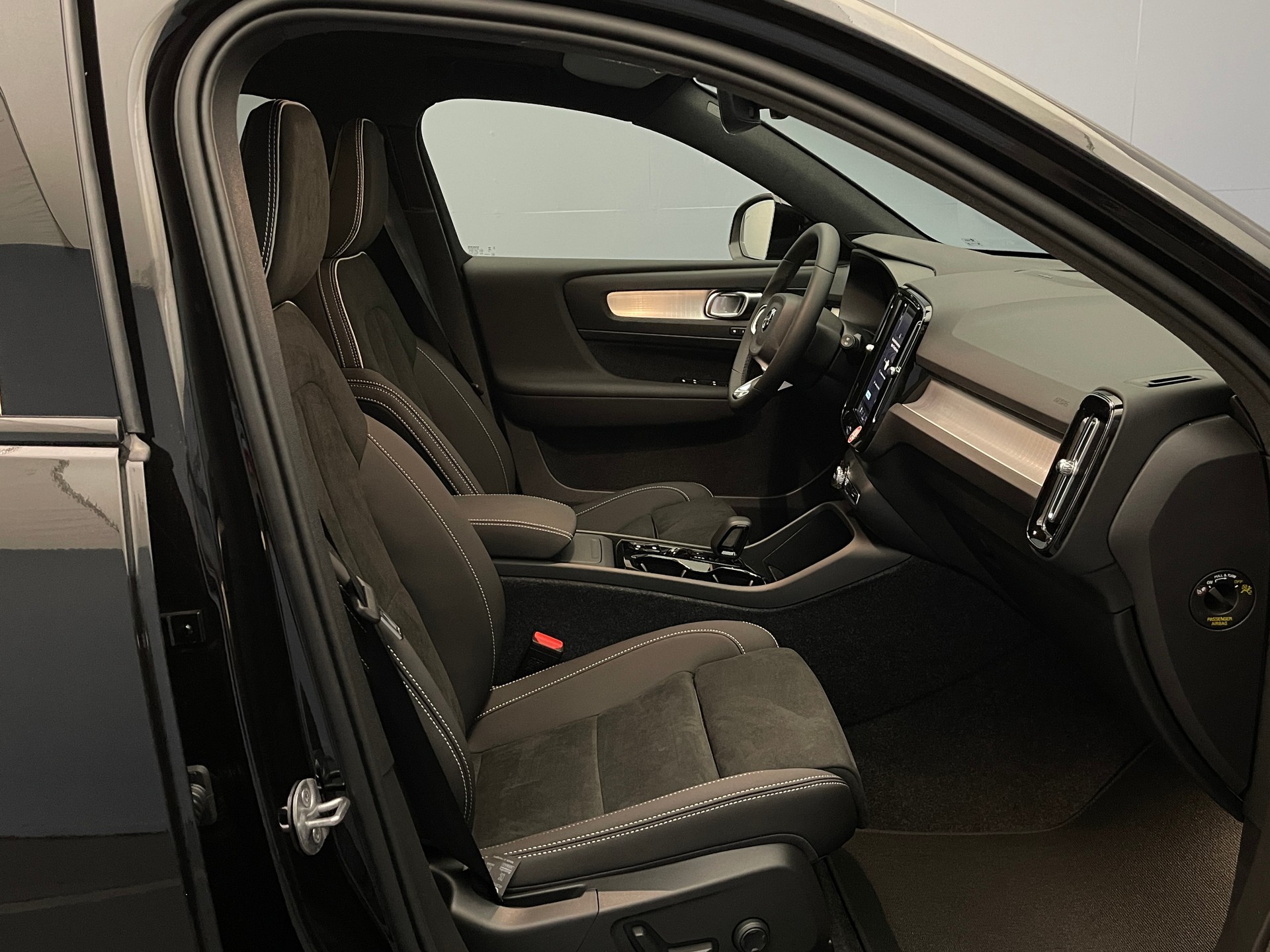 VOLVO XC40 2.0 B4 MH Black Edition-image-7