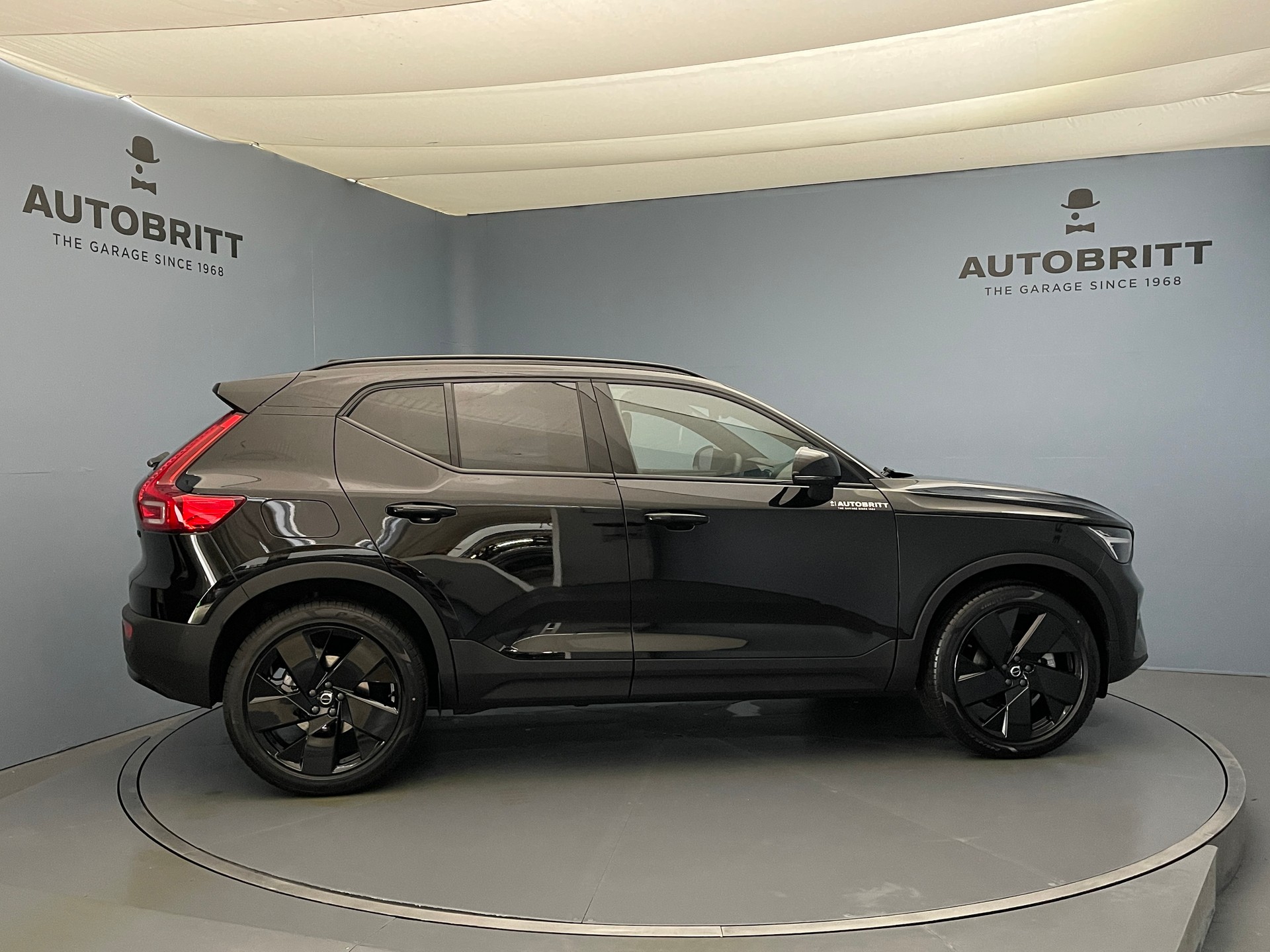 VOLVO XC40 2.0 B4 MH Black Edition-image-3